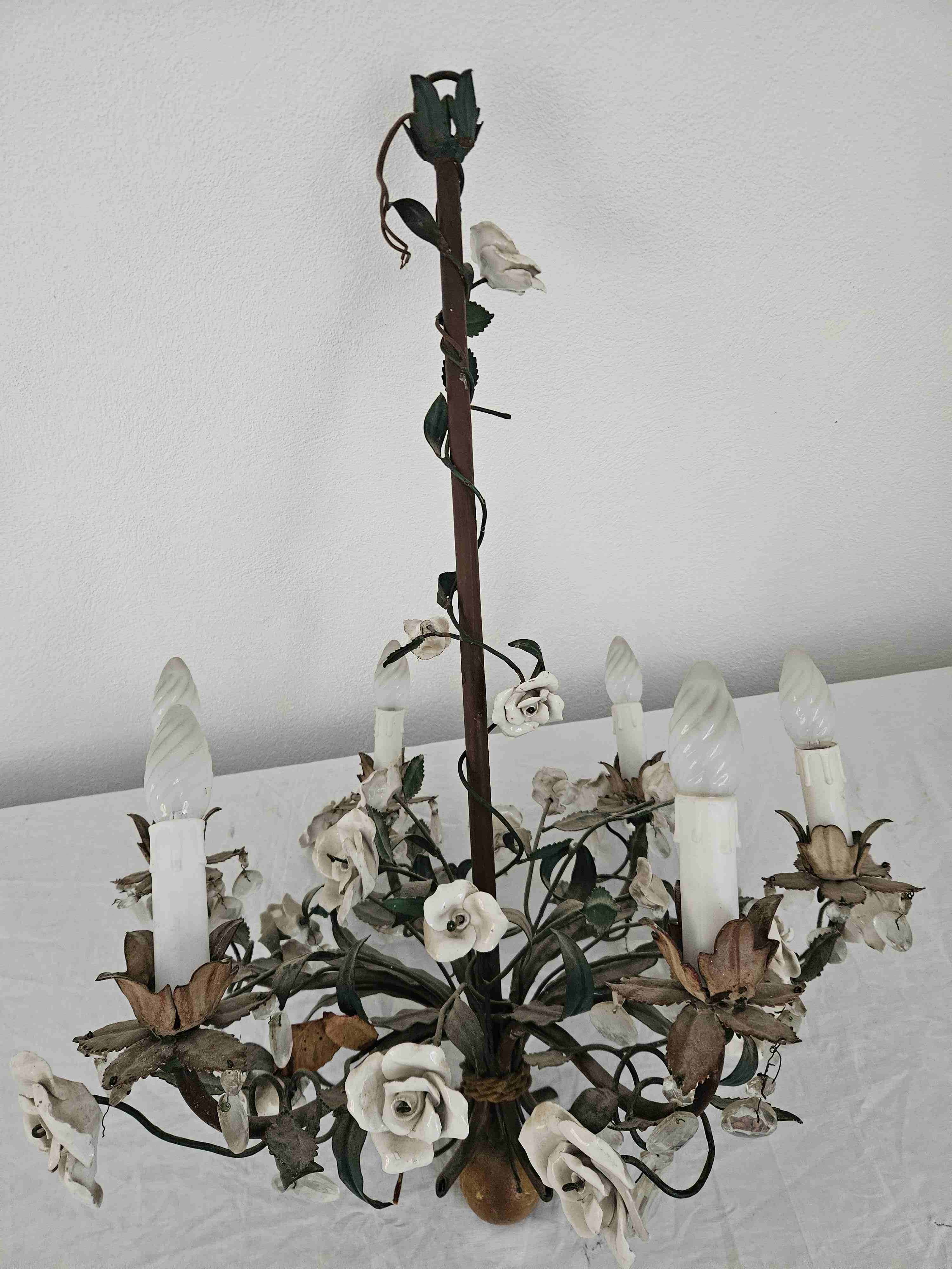 Chandelier with floral decoration