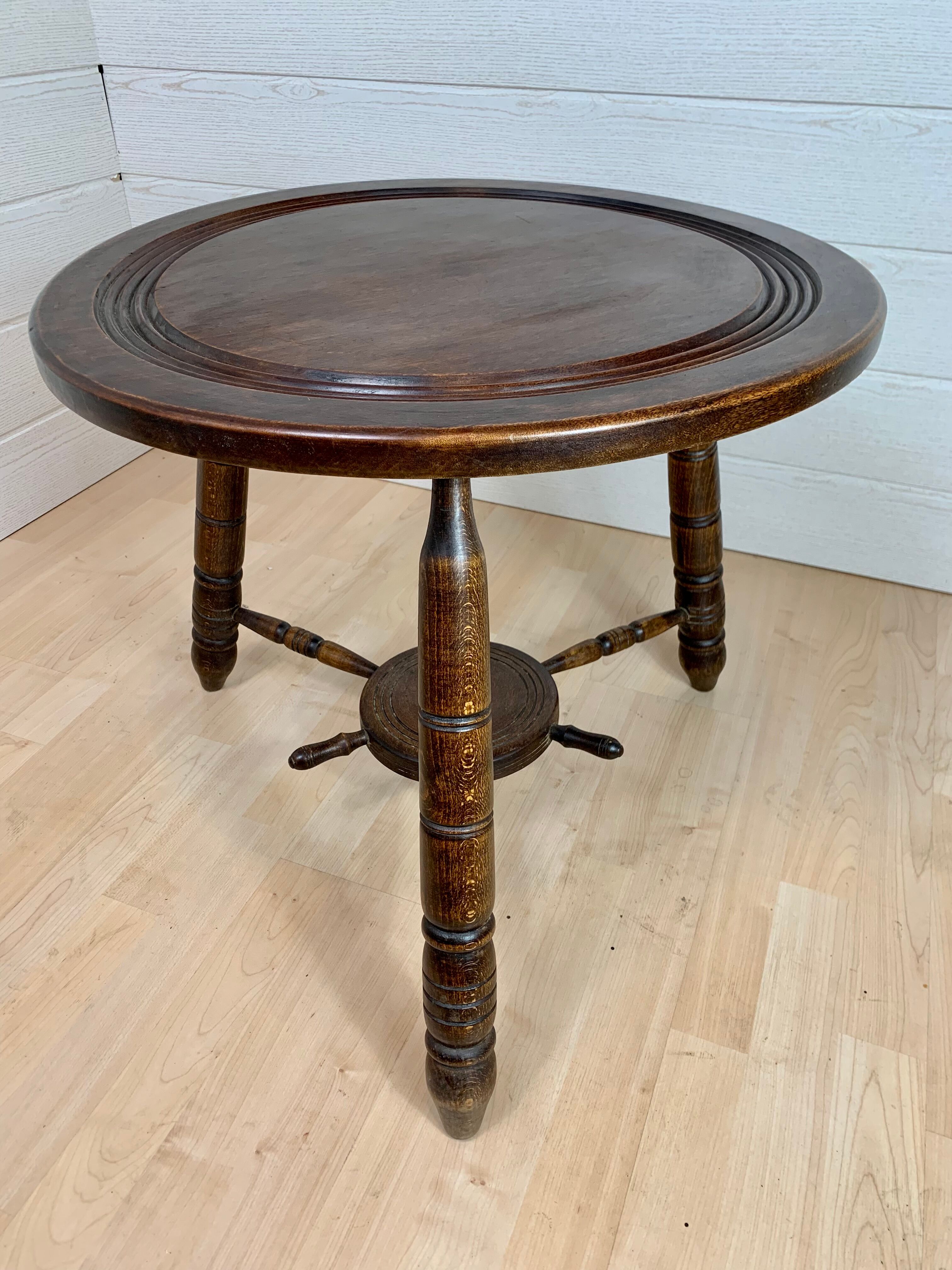 Table basse ronde, tripode, de style breton