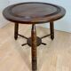 Table basse ronde, tripode, de style breton