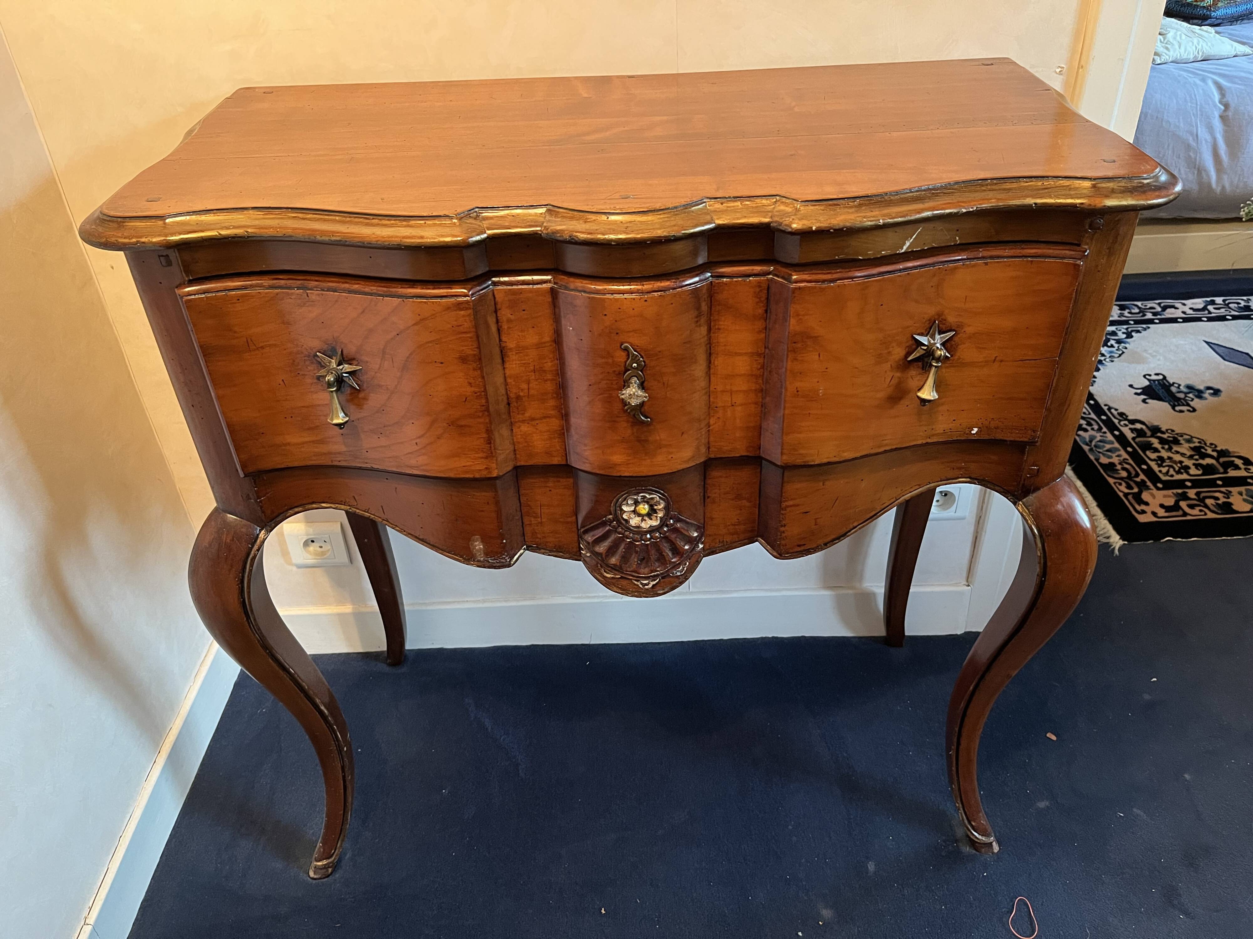 Commode dite Perruquière, Style Louis XV