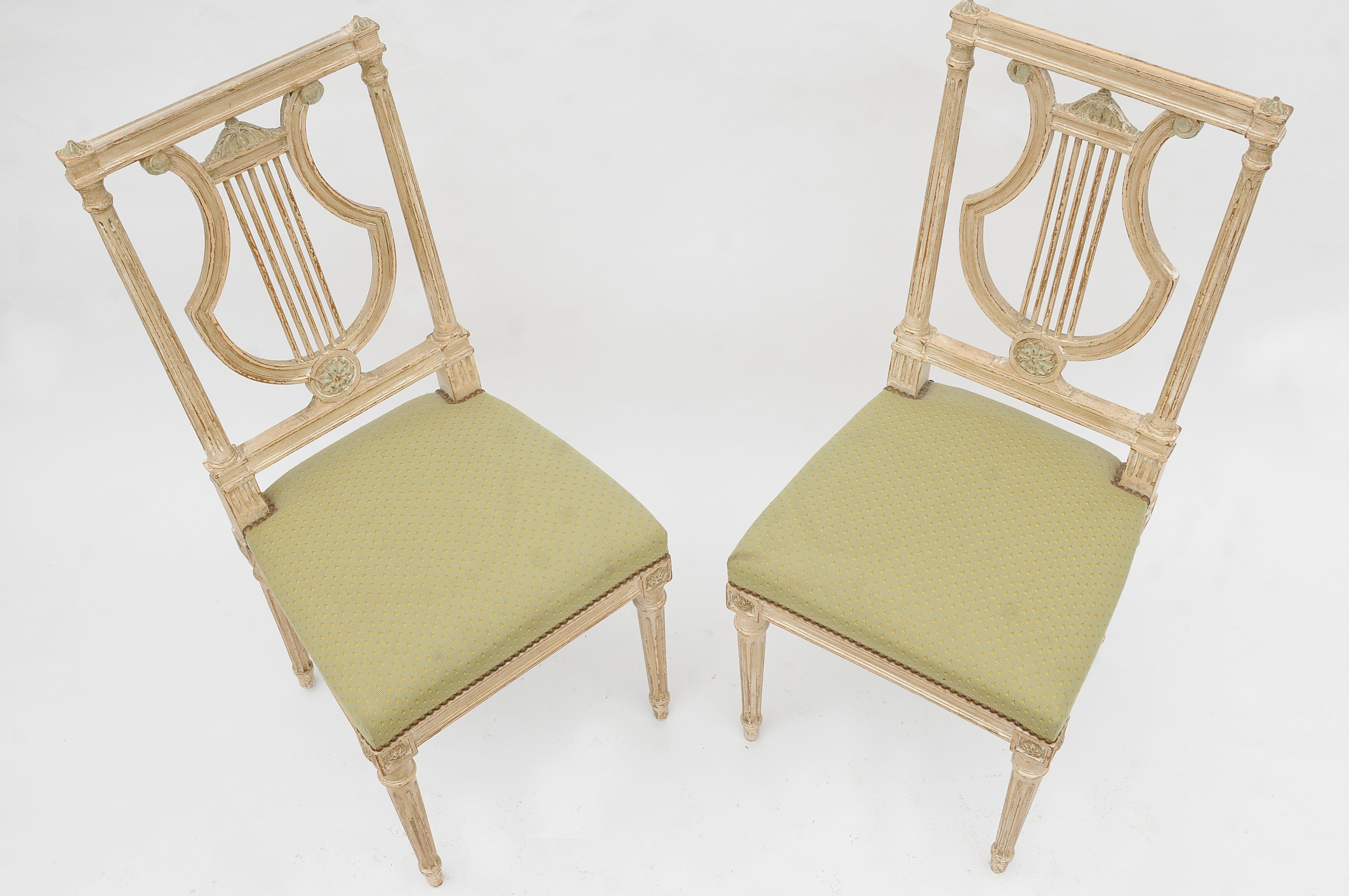 Série de 4 chaises à dossier lyre