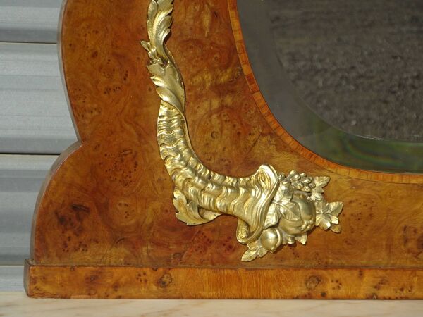 Buffet Louis XVI avec miroir, marbre, et chutes de bronze