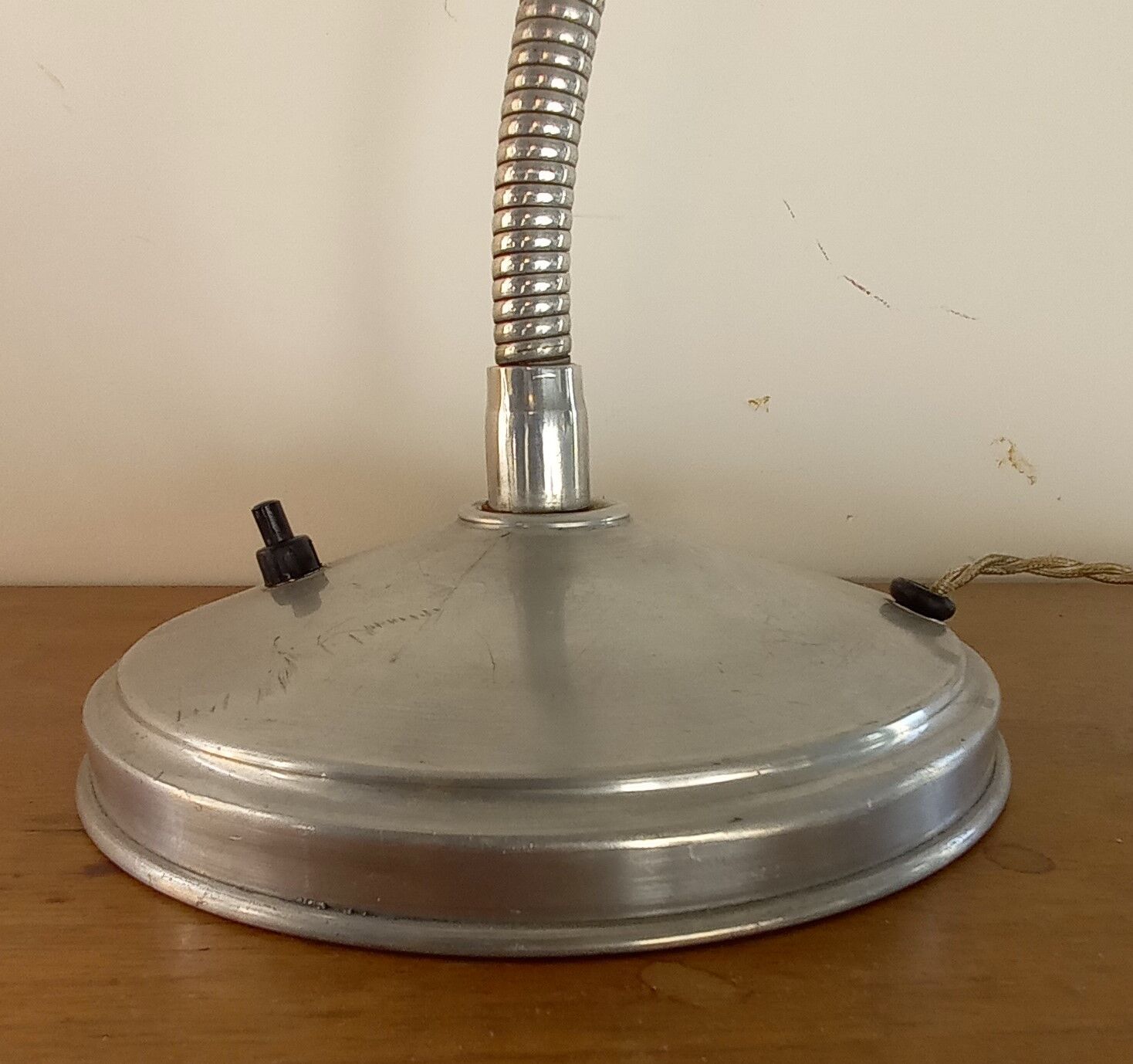 Flexible 1940s aluminum desk lamp. Very good condition