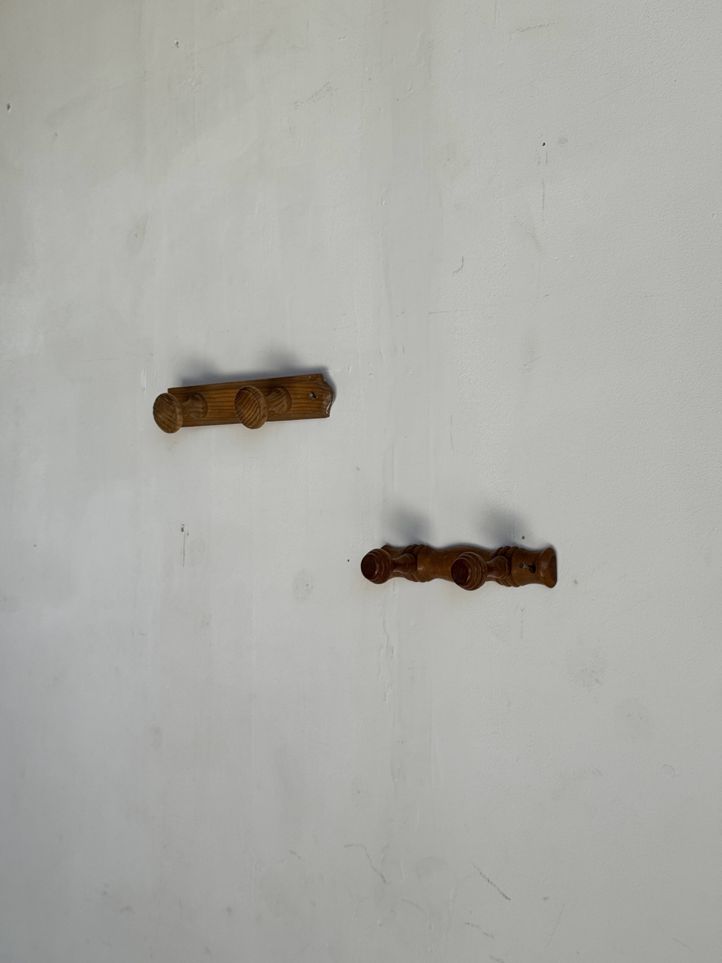 Small coat hook with two round flat button pegs in pine H8.