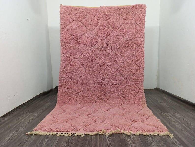 Handwoven natural wool rug, traditional pink, size 1.5/2.5 m.