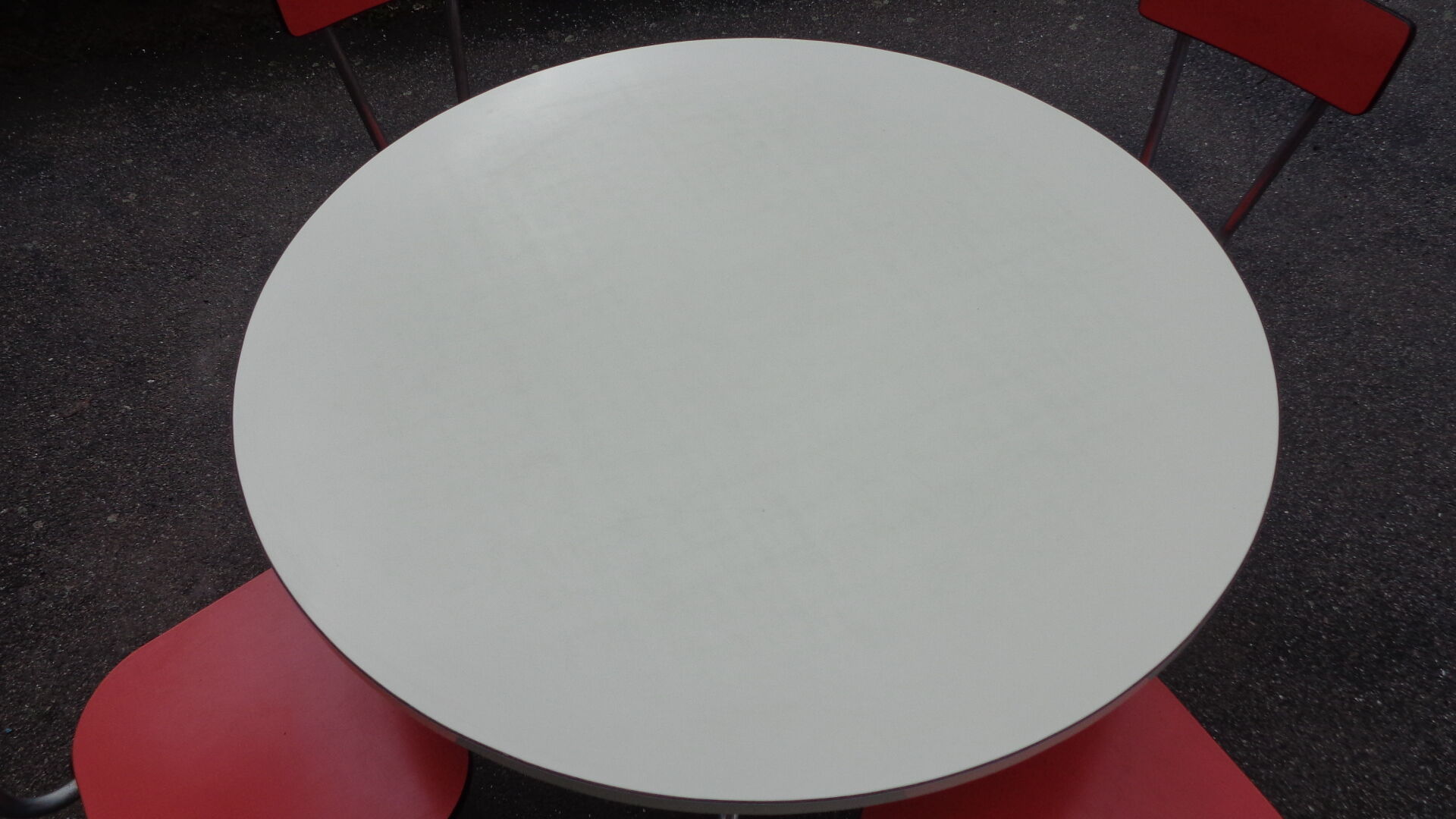 Kitchen table & its 4 chairs