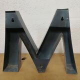Lettre M ancienne en relief et en zinc