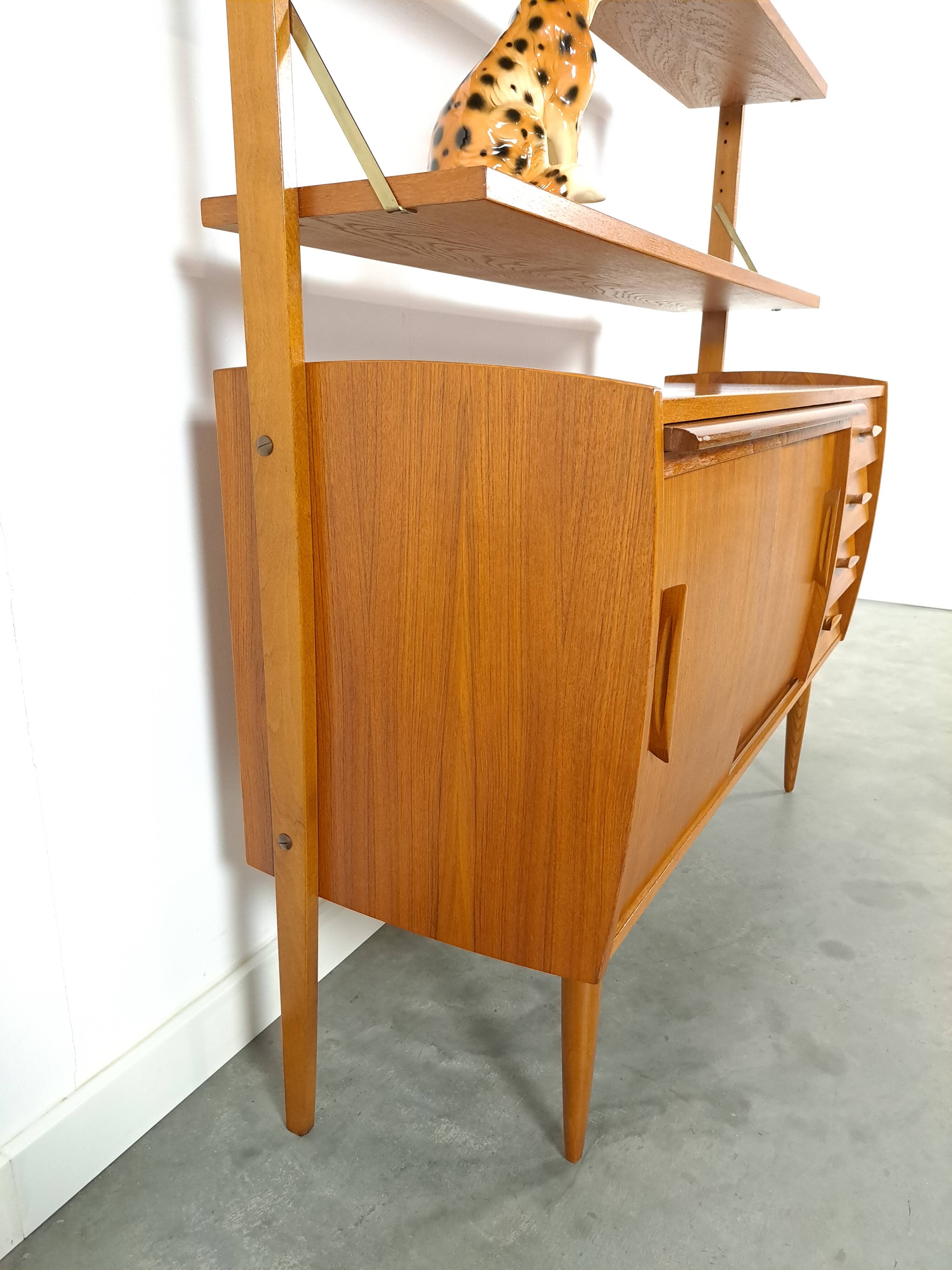 Meuble mural scandinave en teck avec étagères, tiroir et bureau