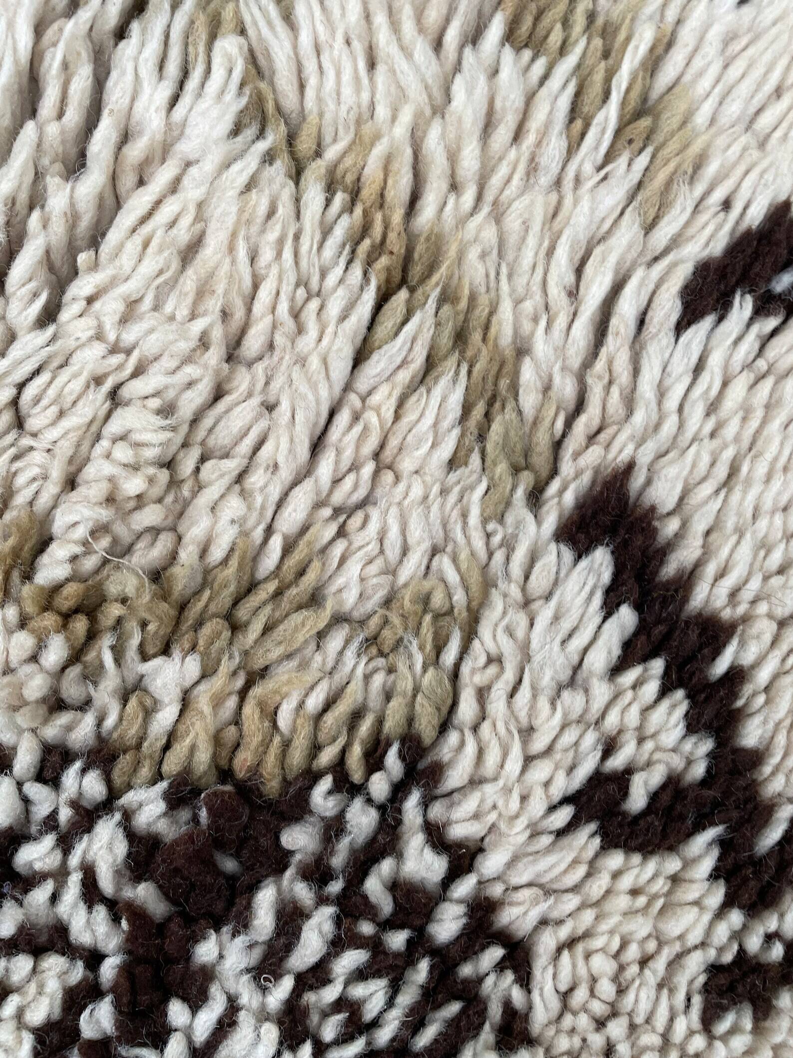 Moroccan beni ouarain Berber rug