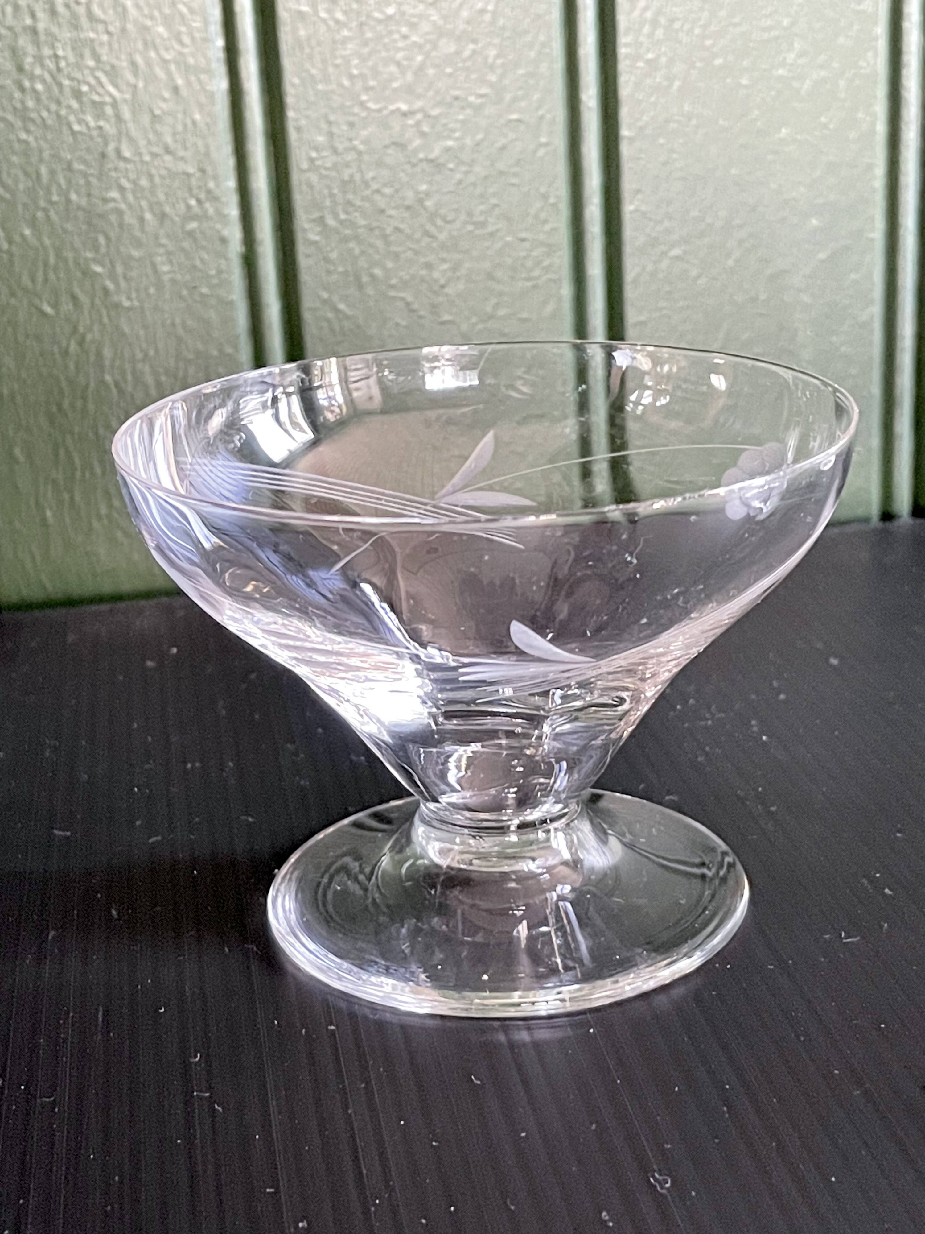 Set of 6 vintage cups in very good condition.