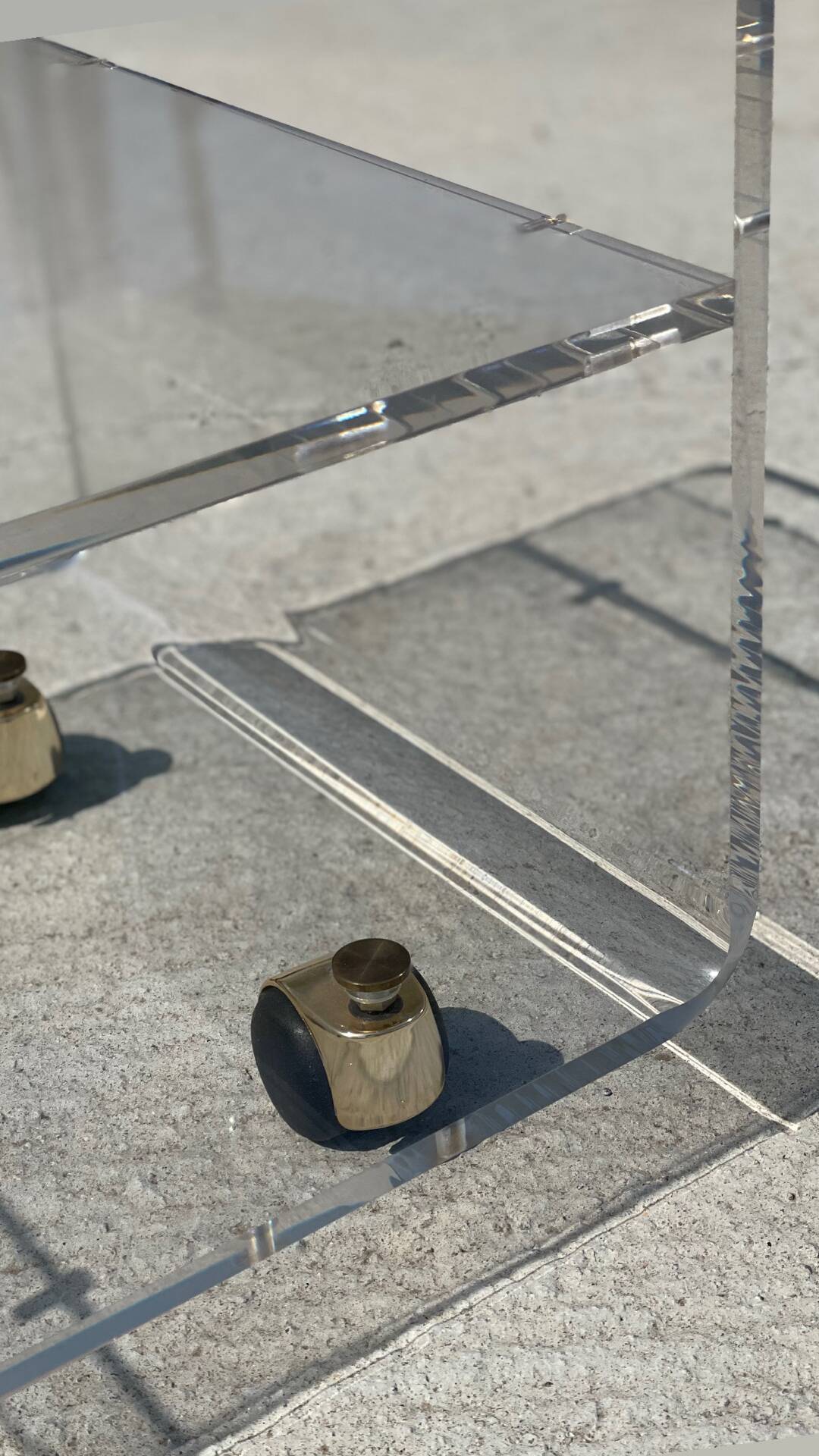 Table de dessert en plexiglas par David Lange – Les Invisibles du Marais, années 1970