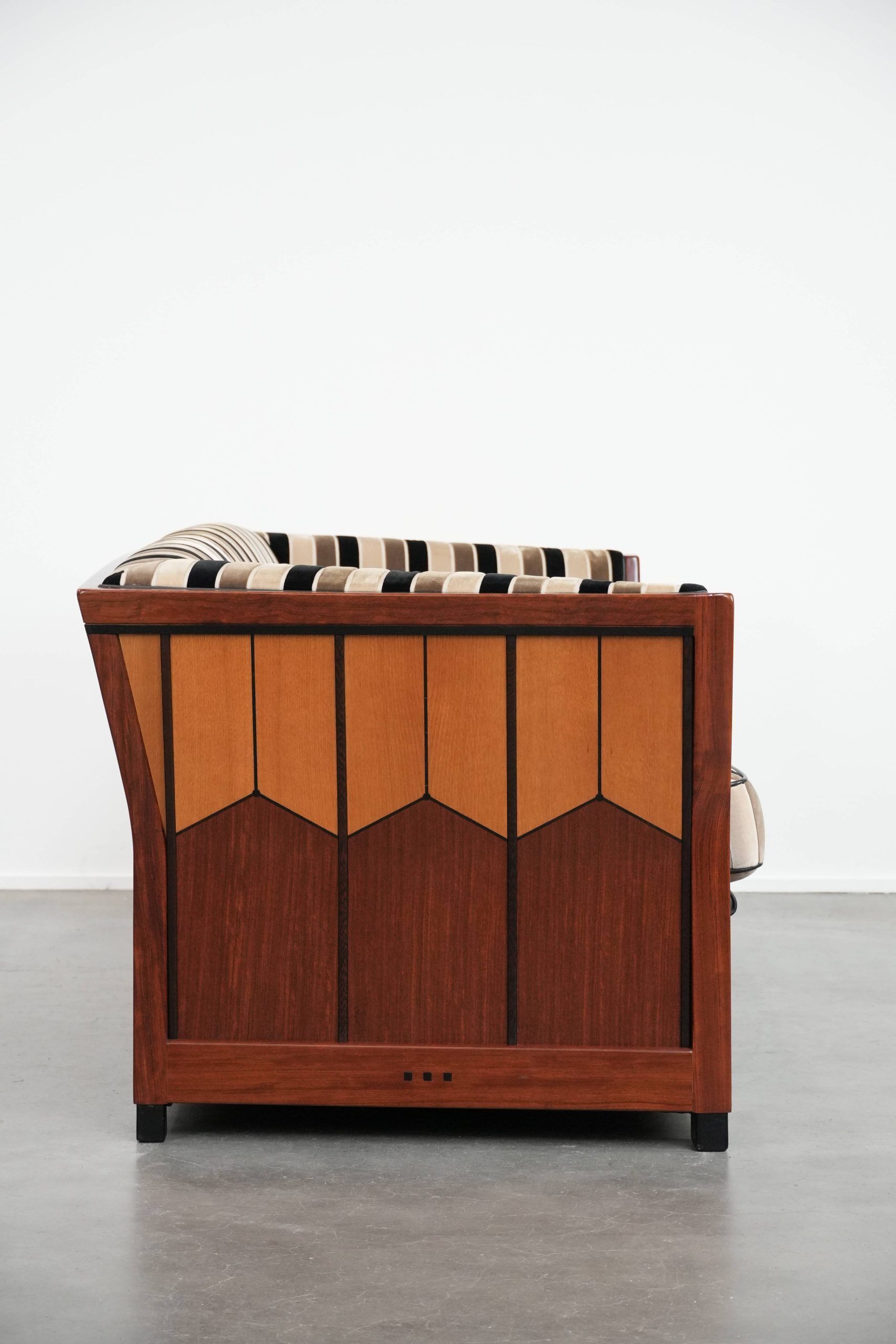 Canapé 2,5 places de luxe au design Art Déco, avec de magnifiques boiseries et un revêtement en tissu de haute qualité.