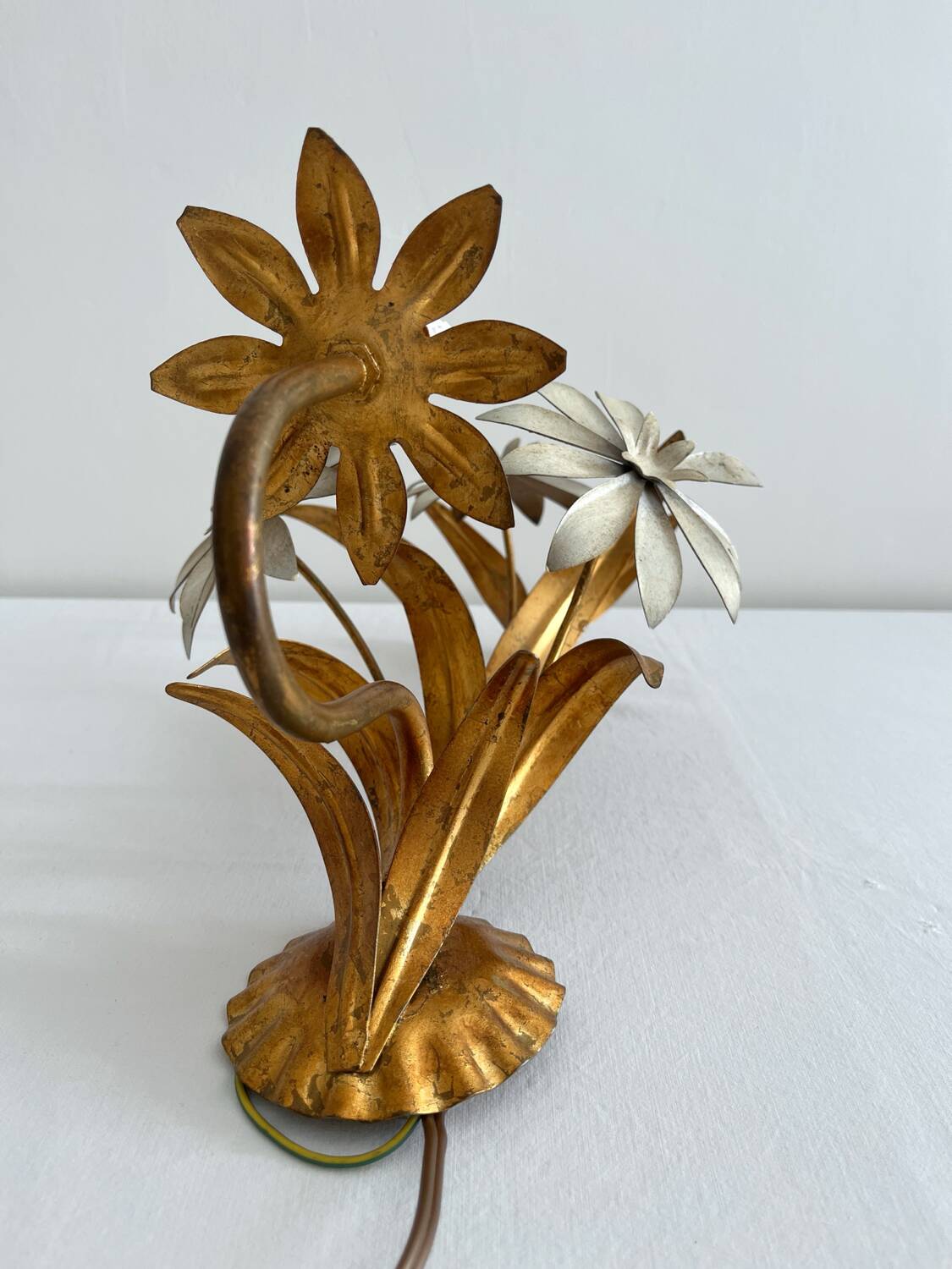 Vintage Hollywood Regency gold metal leaf wall sconce.