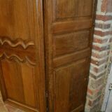 Armoire en chêne moulurée