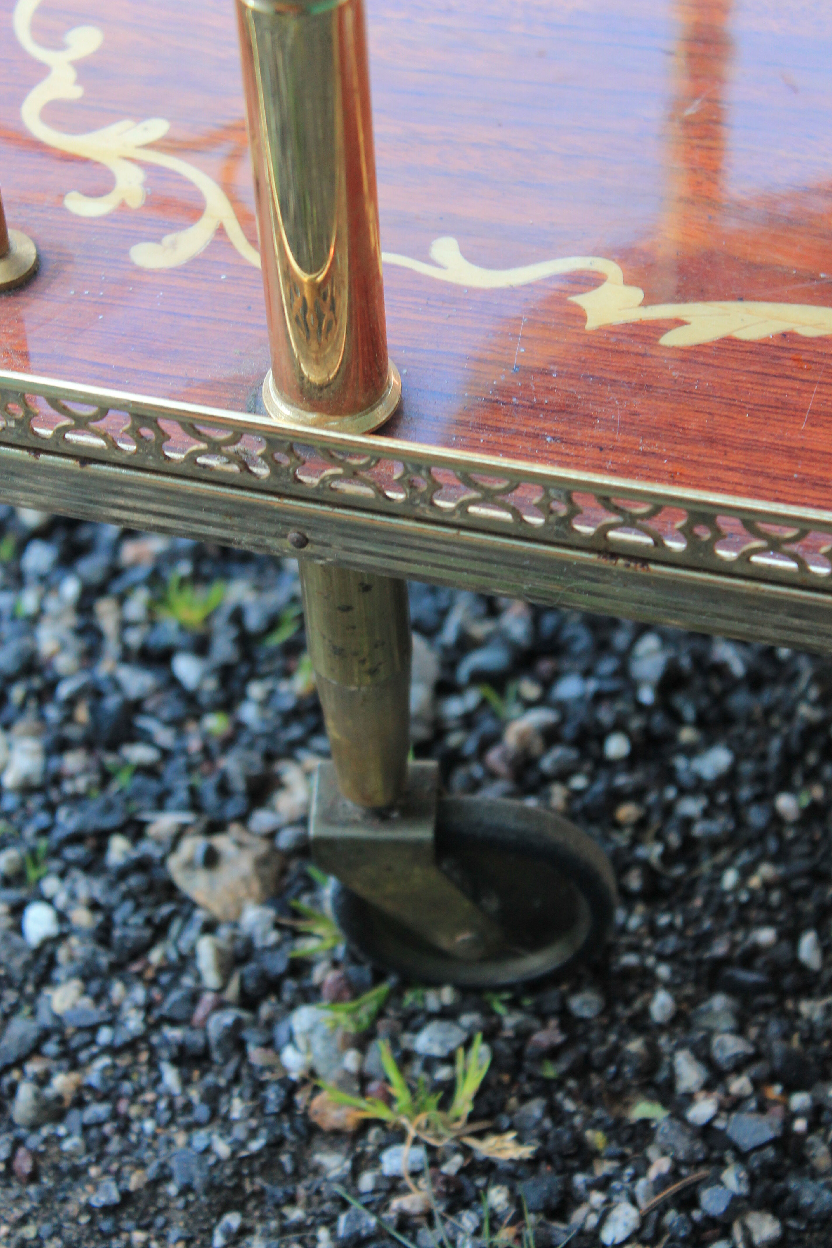 Rolling serving table