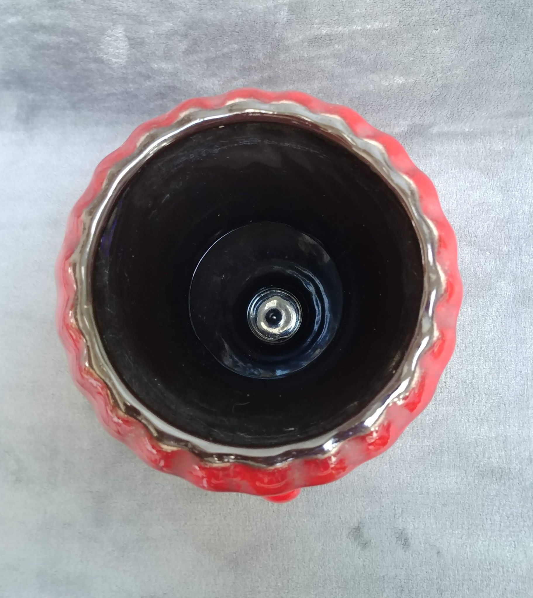 Vase rouge en céramique avec des reflets noirs à deux anses