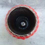 Vase rouge en céramique avec des reflets noirs à deux anses