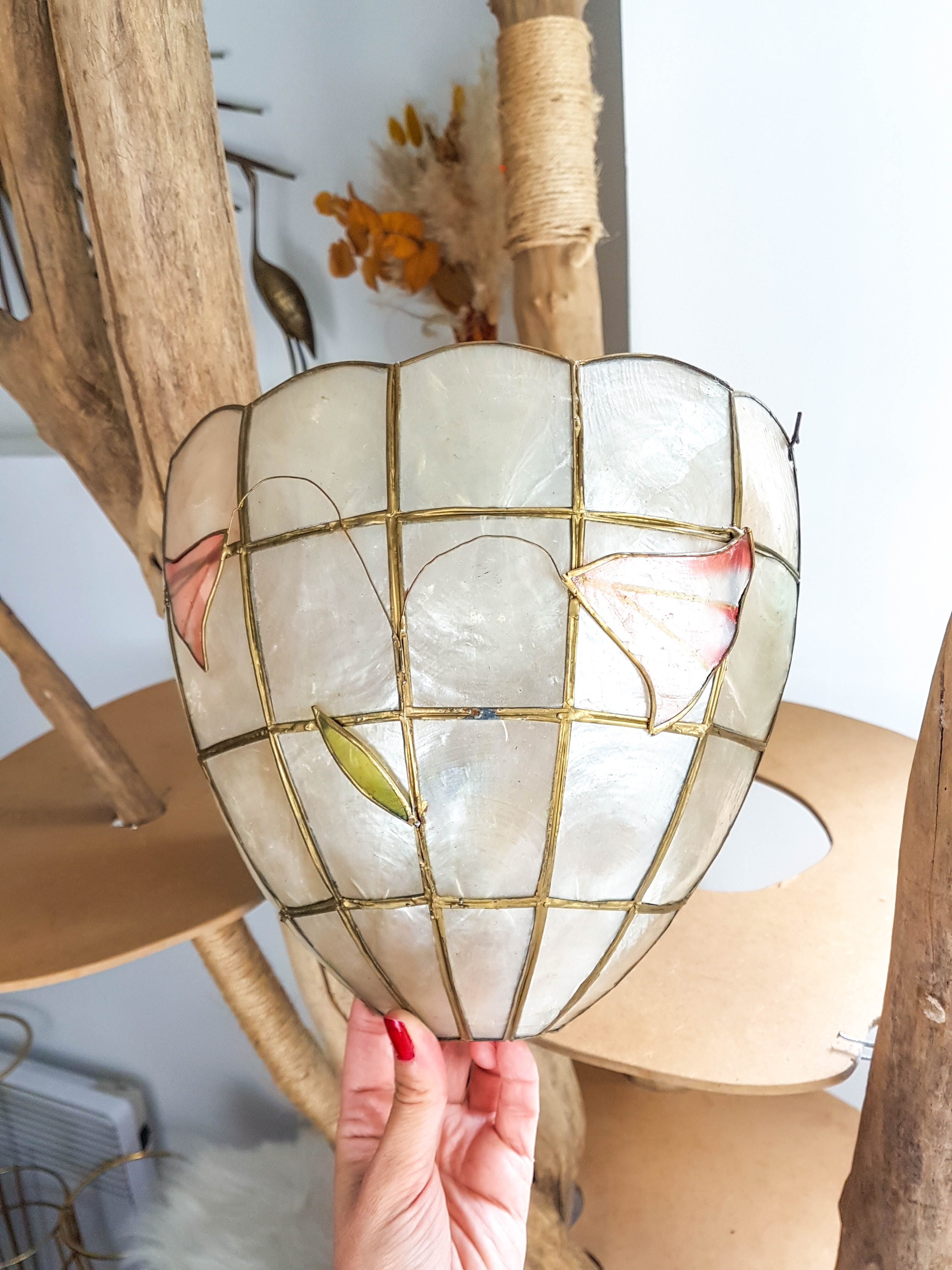 Mother-of-pearl wall lamp