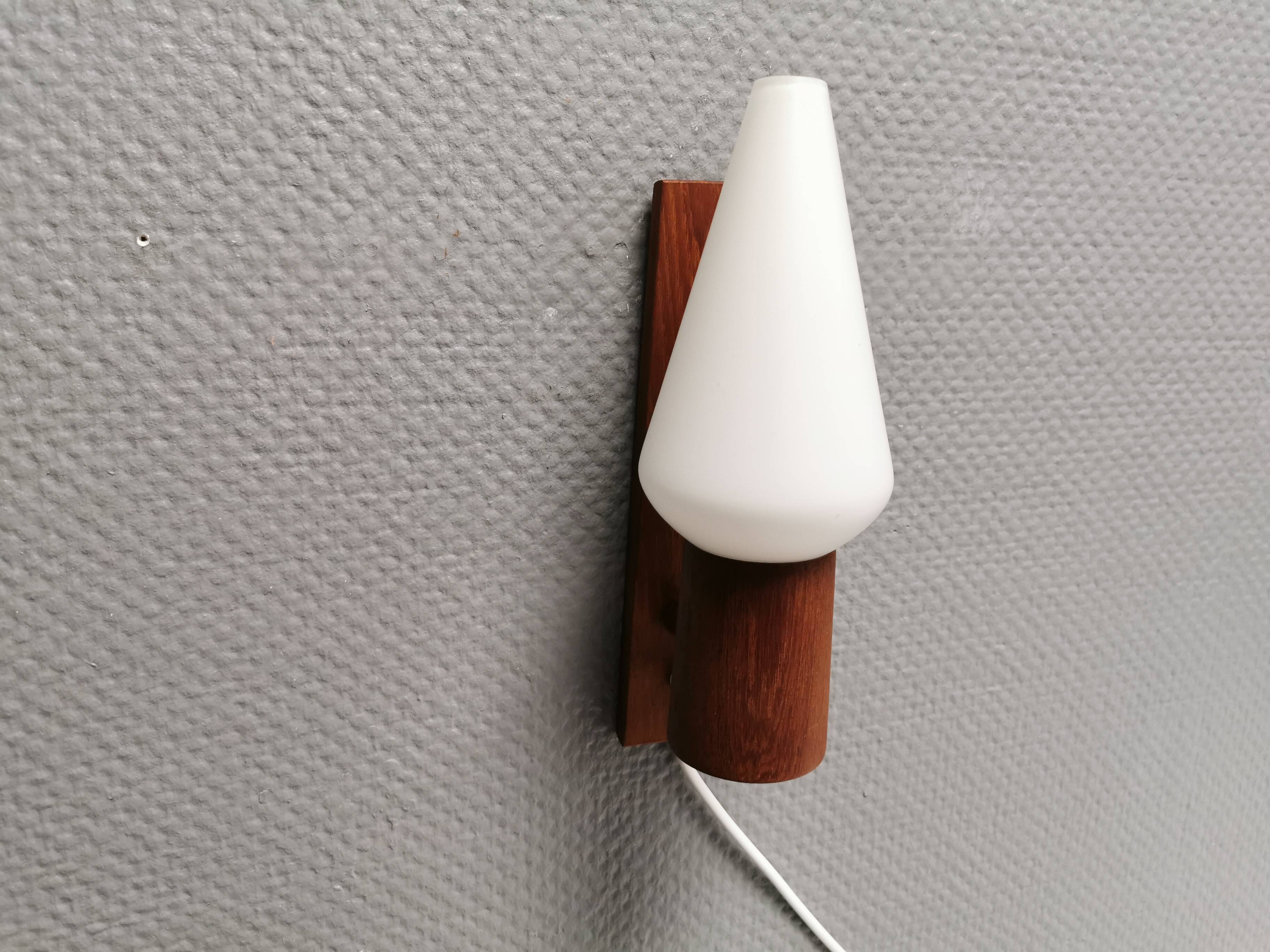 Wall lamp in teak with milky white cone-shaped shade in double glass