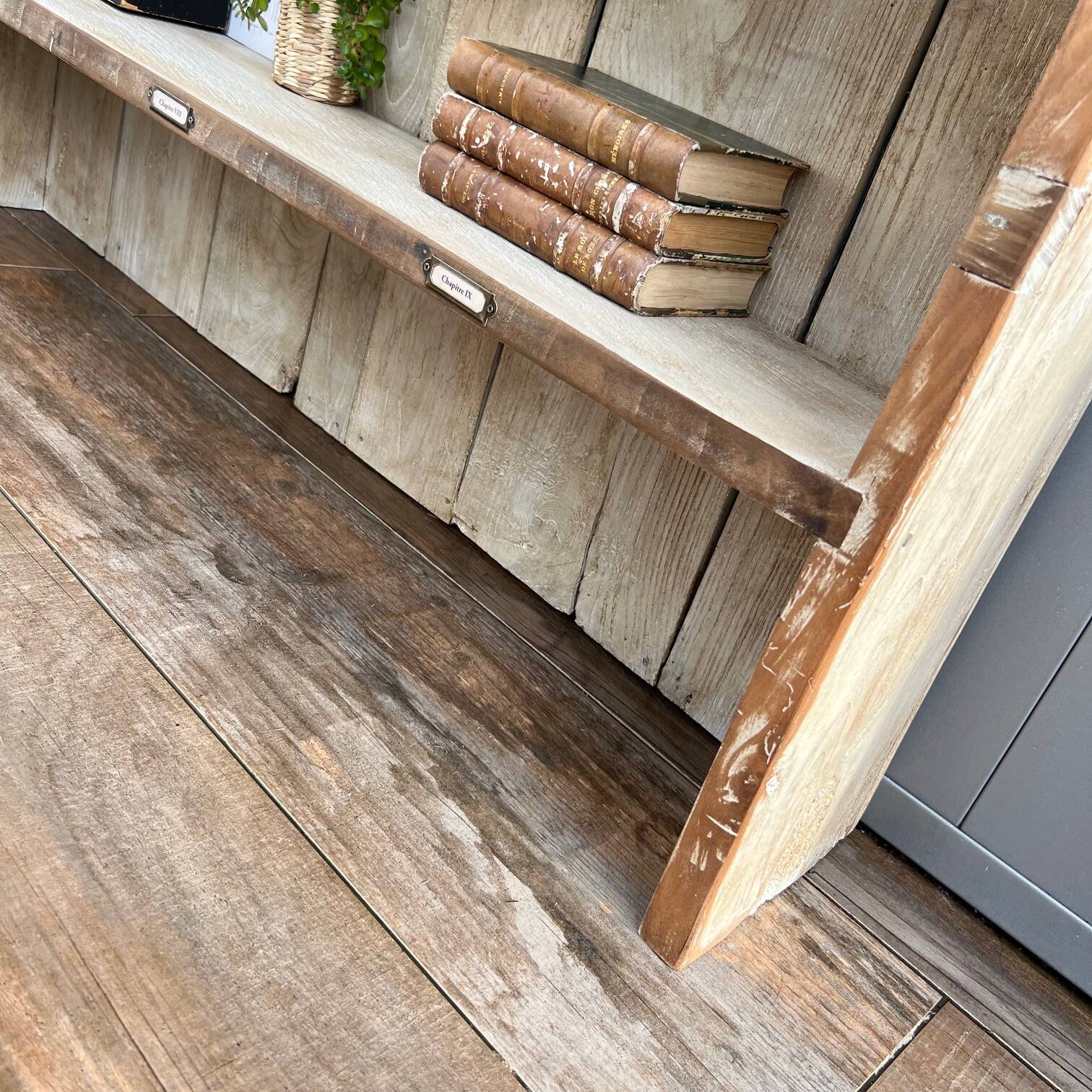 Haut de vaisselier transformé en étagère, en chêne