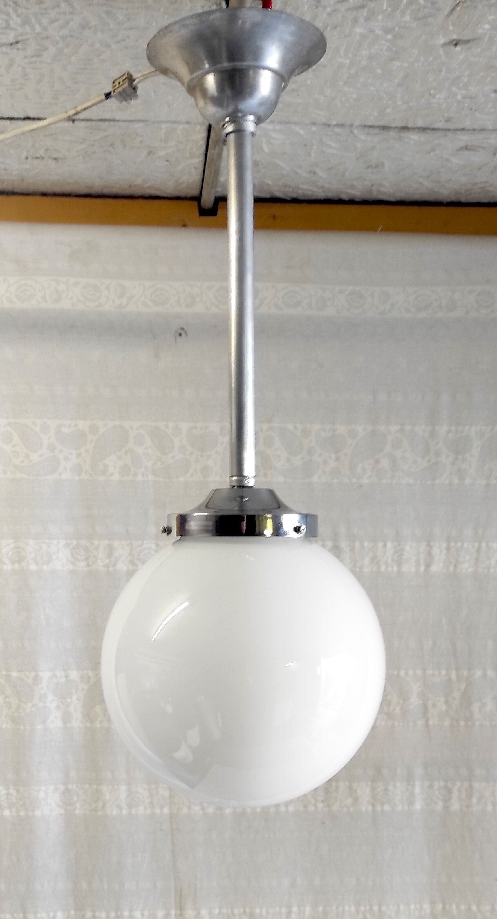 Suspension métal chromé et globe opaline blanc, années 50/60