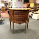 Commode Demi-Lune de style Louis XVI à deux tiroirs avec pla