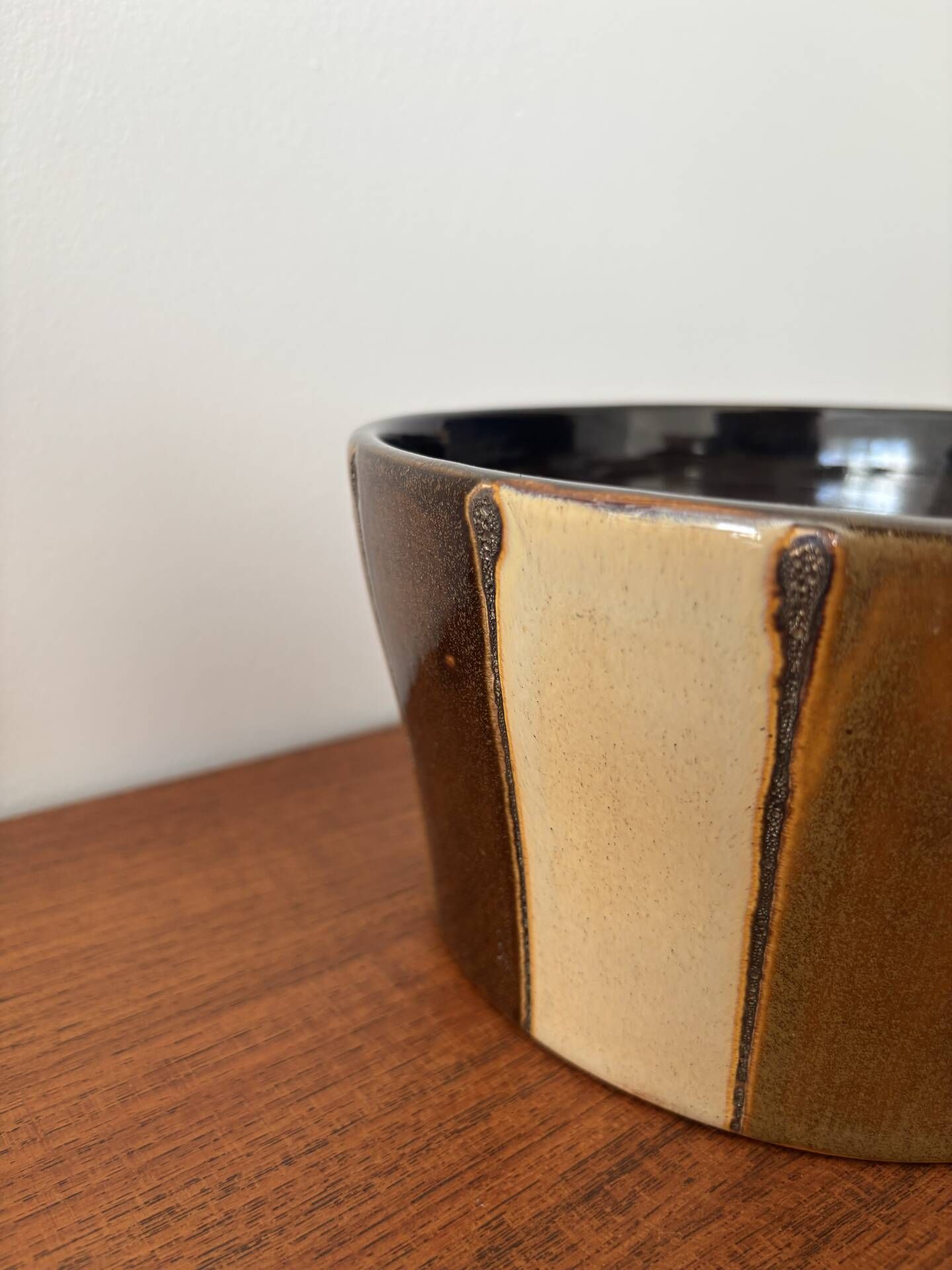 Vintage cache-pot in glazed ceramic, brown and beige geometric pattern.
