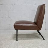 Chauffeuse, circa 1950. Simili-cuir brun.