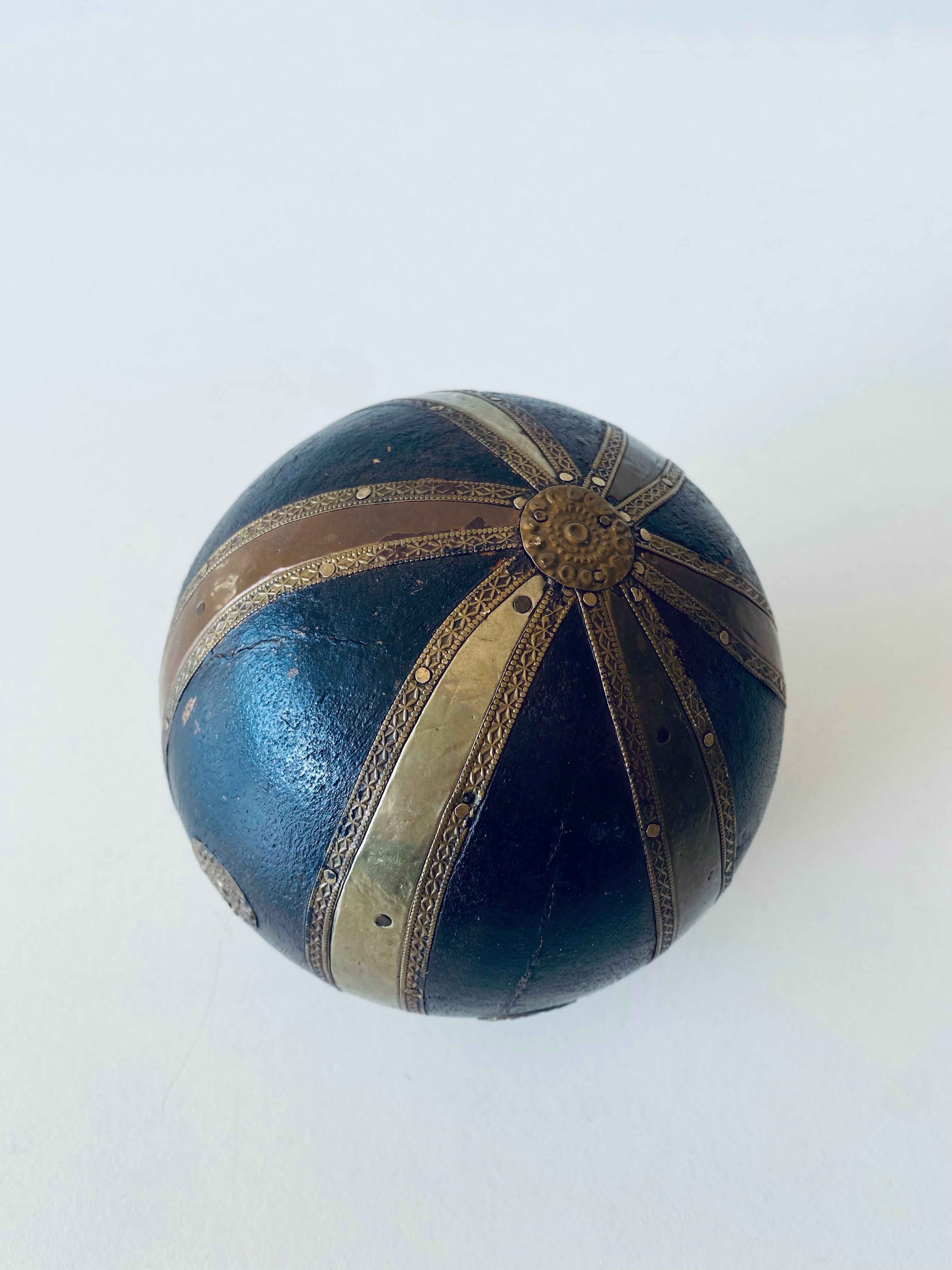 Decorative ball in wood and laion
