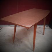 Table extensible scandinave dessus formica pied bois