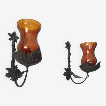 Paire d'appliques en fer forgé noir au décor de feuilles de vignes et tulipe verre orange