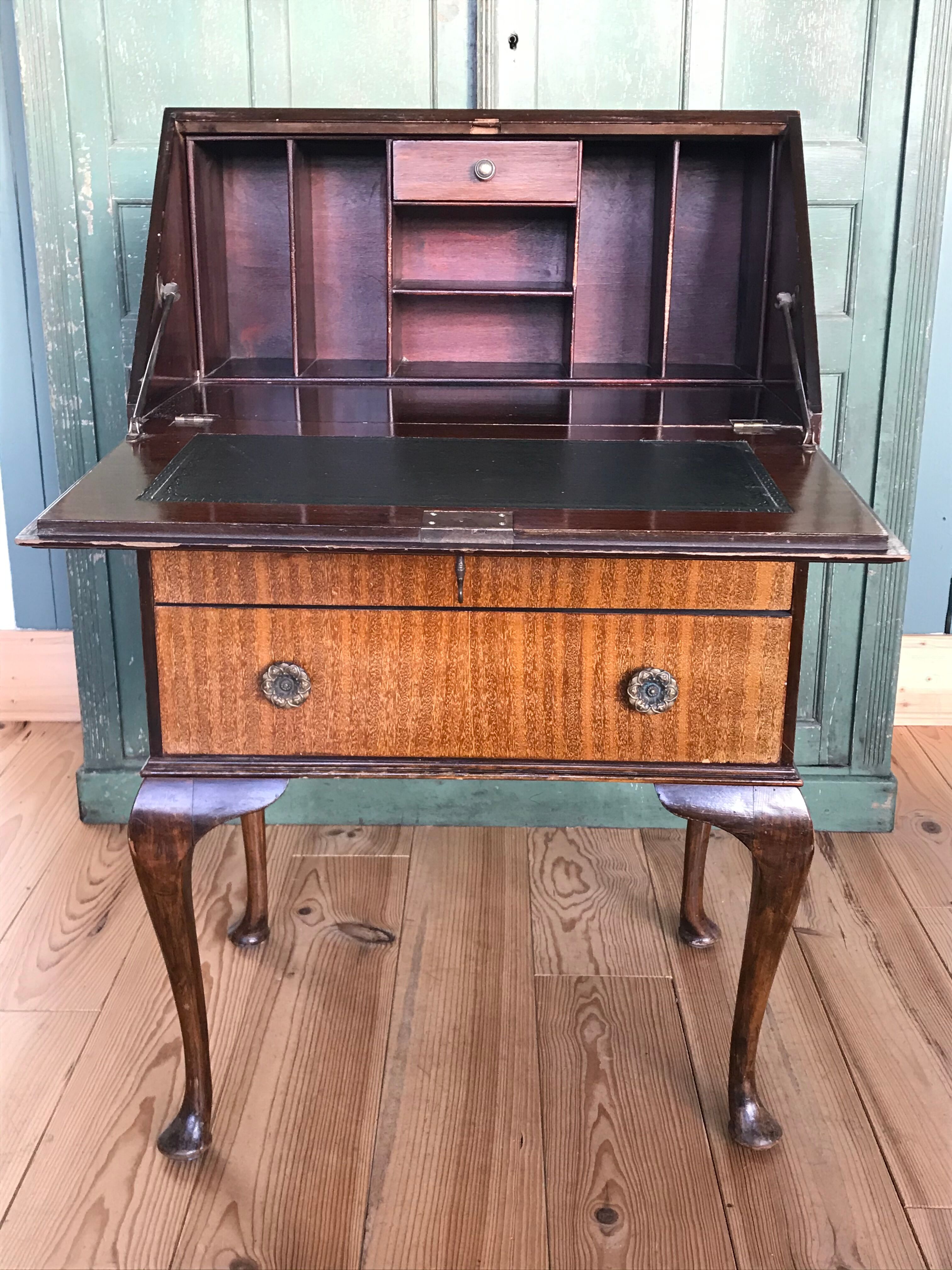 Mahogany English Scriban