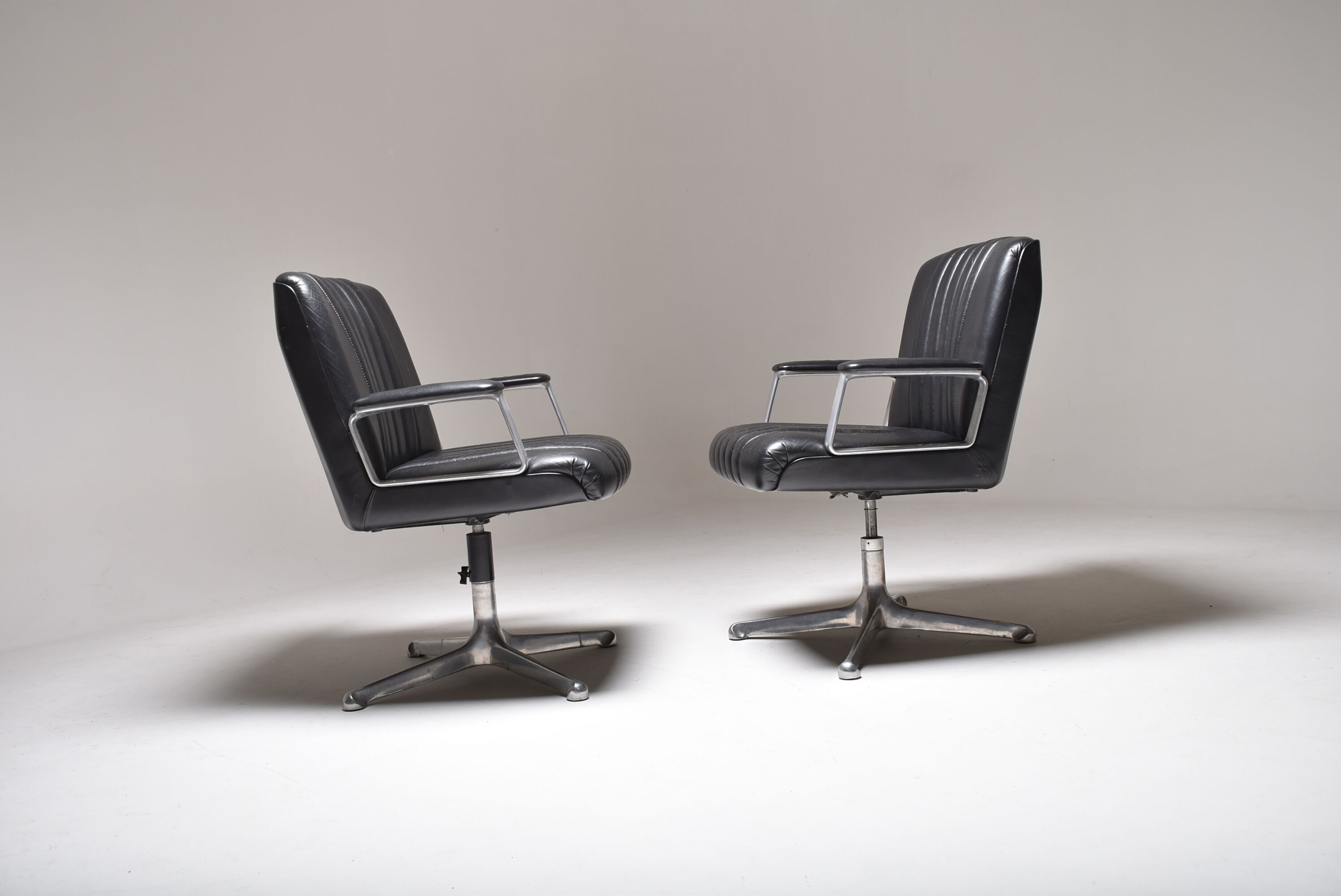 Pair of armchairs by Osvaldo Borsani for Tecno