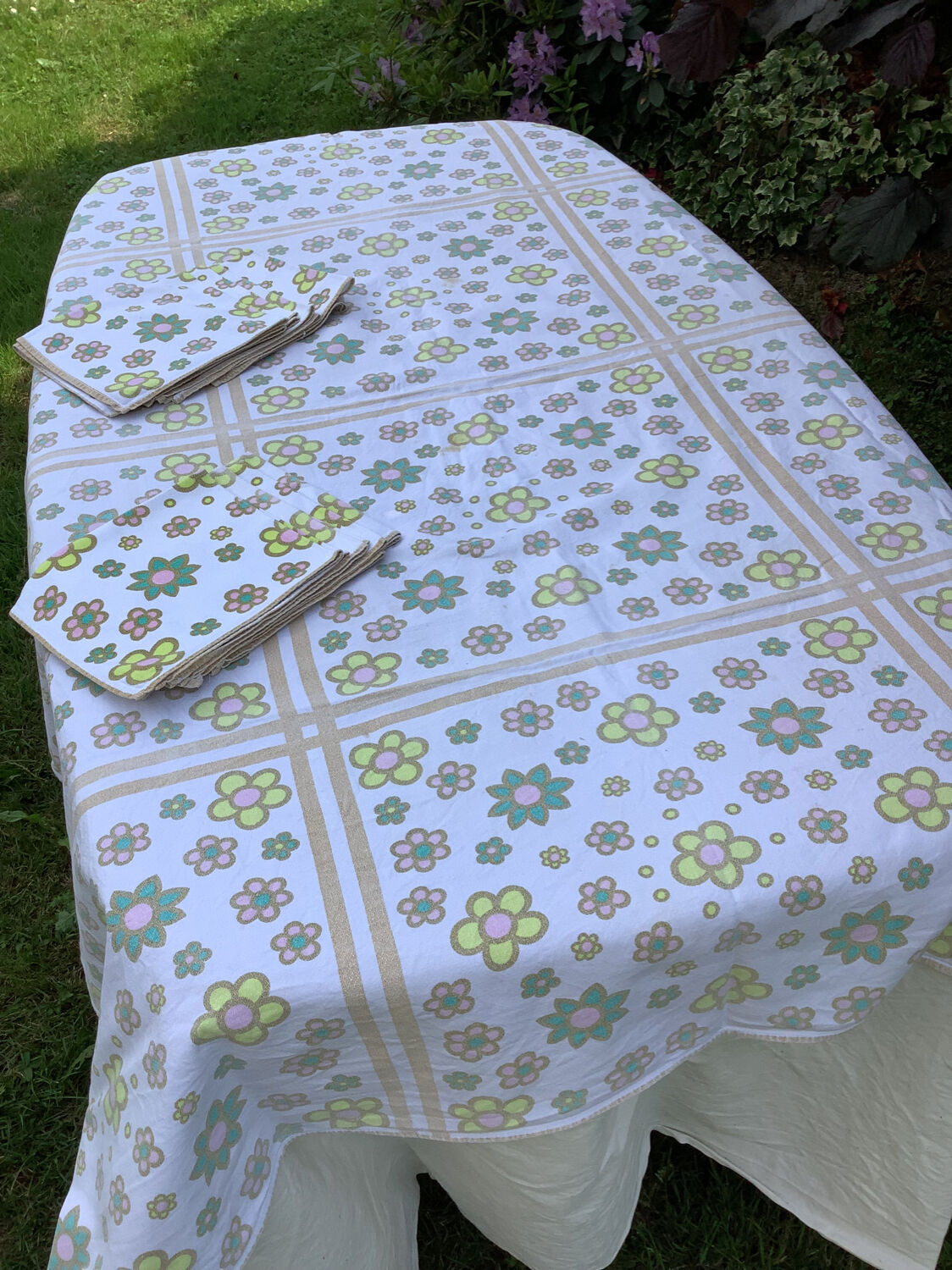 Vintage rectangular tablecloth & 8 towels