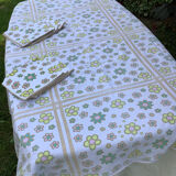 Vintage rectangular tablecloth & 8 towels
