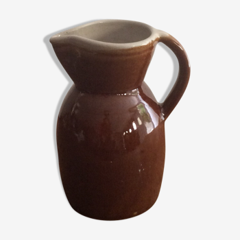 Berry sandstone pitcher
