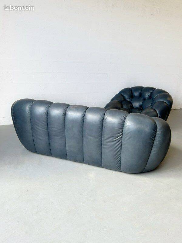 Bubble set by Roche Bobois in blue leather.