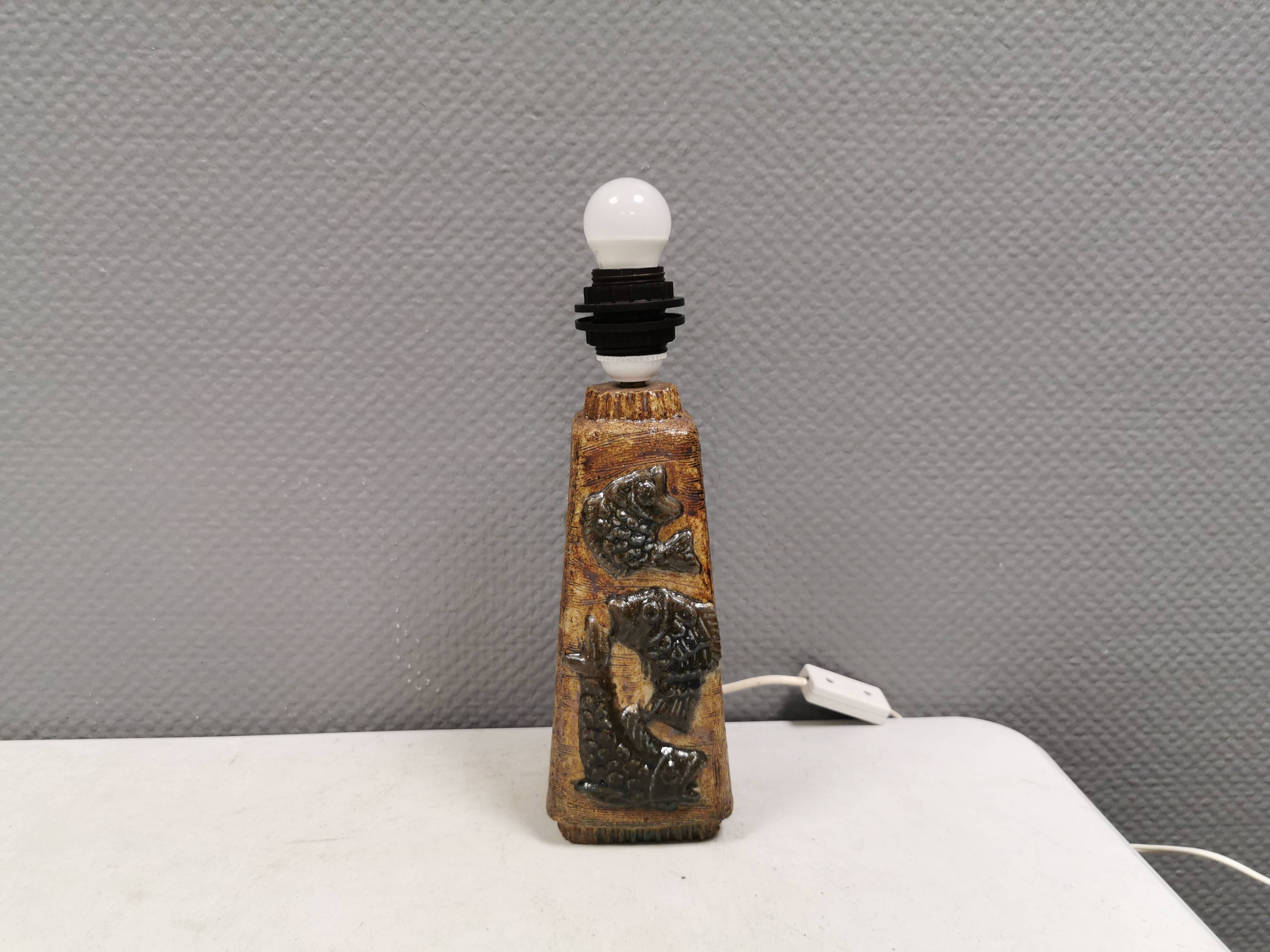 Lampe de table en céramique danoise avec motif de poisson par Willi Fischer dans les années 1970.