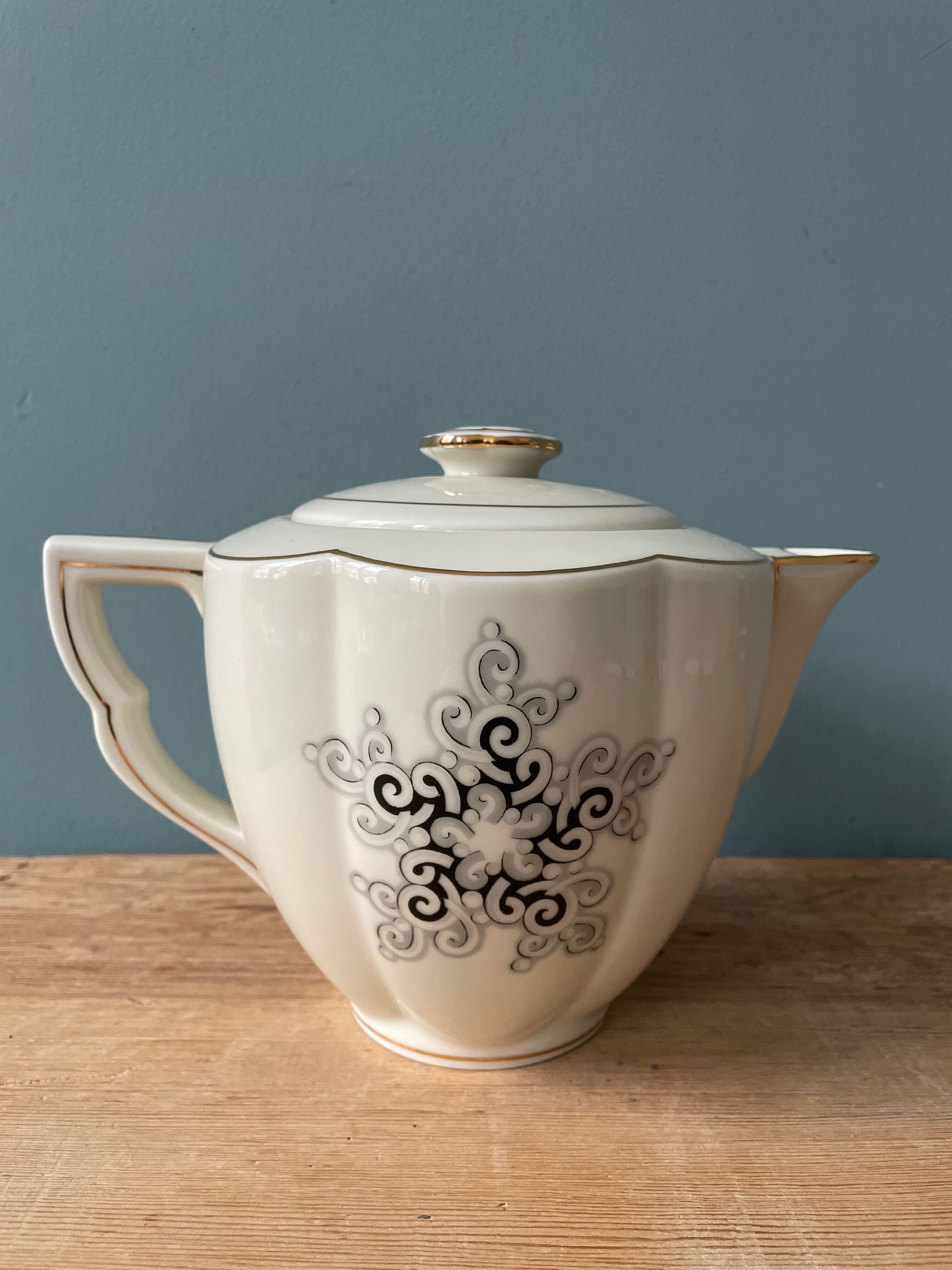 Teapot in Limoges porcelain. Charles Ahrenfeldt House