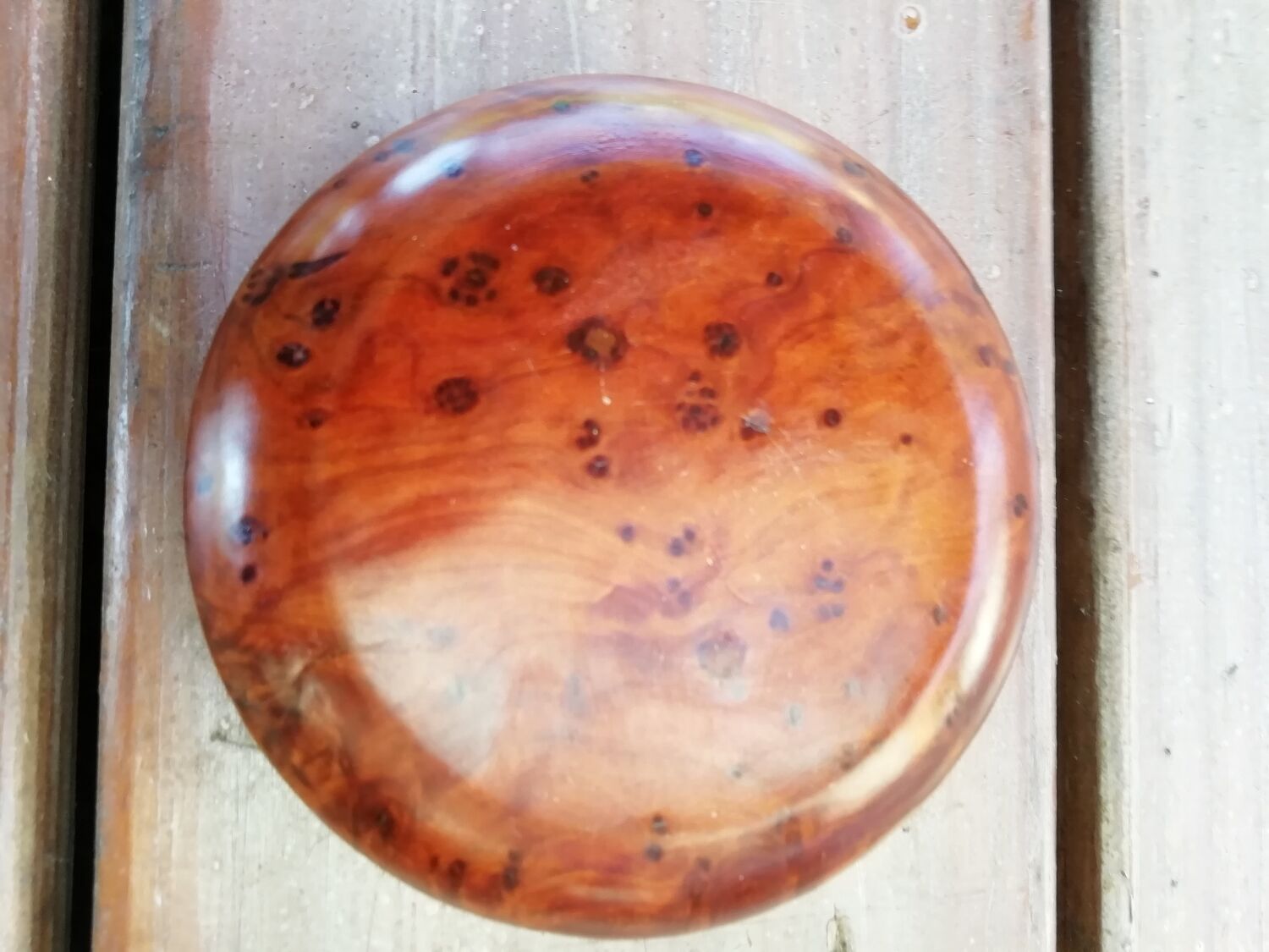 Thuja wood candle holder