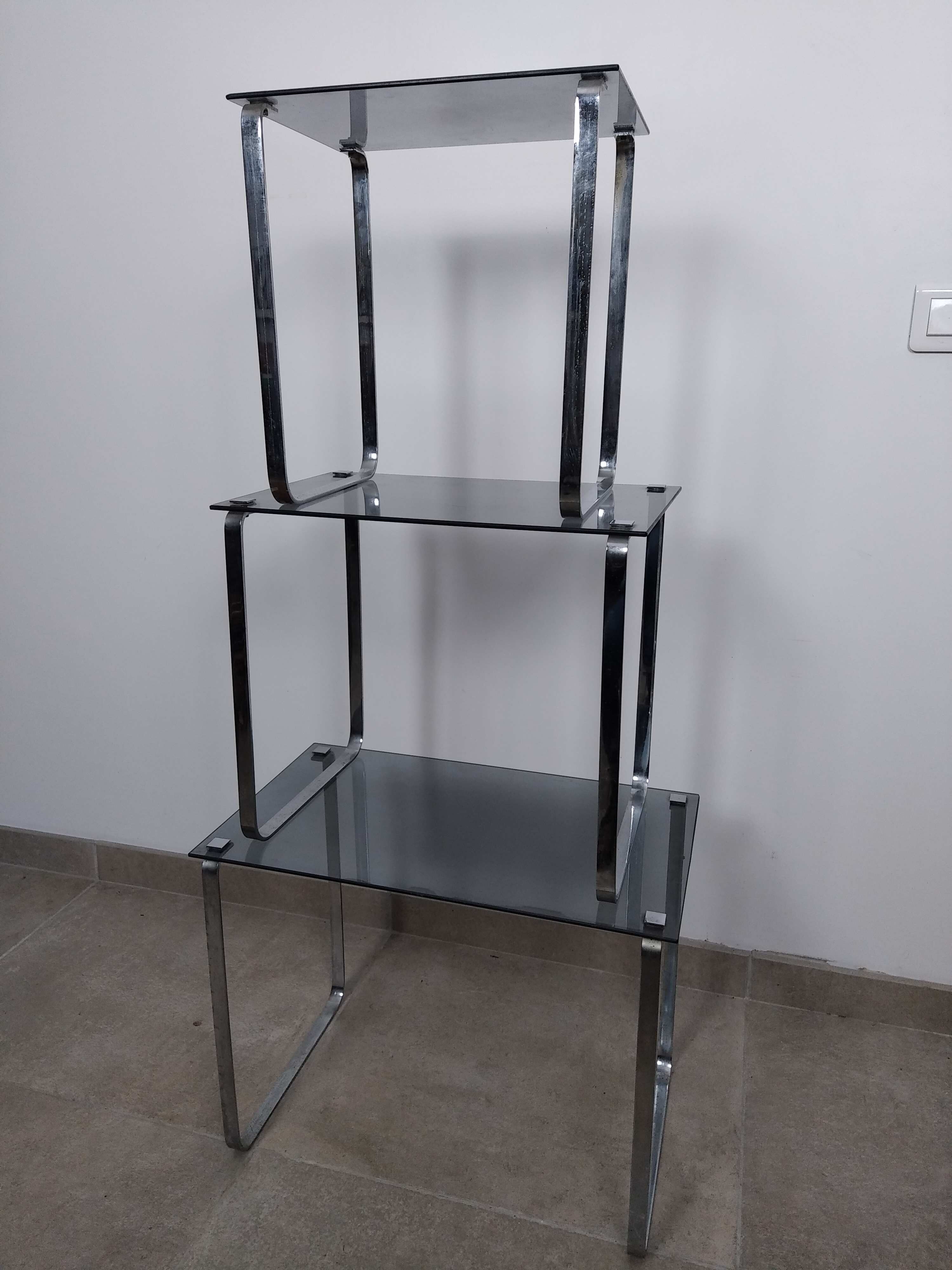 Table gigogne inox et verre fumé