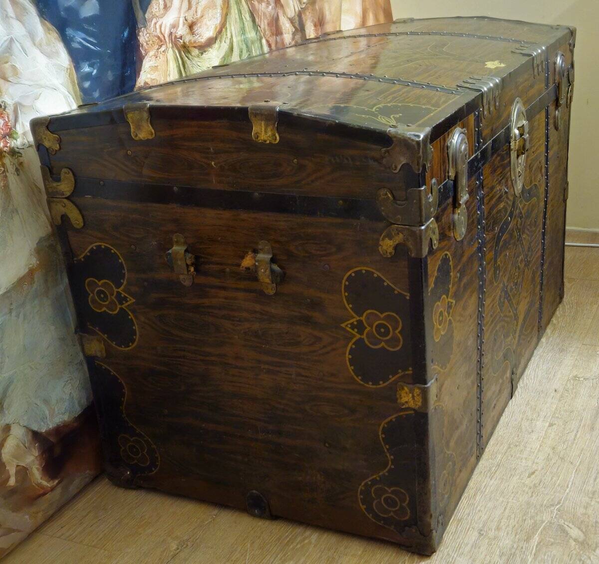 Malle de voyage en métal en faux semblant de bois décoré –époque Napol