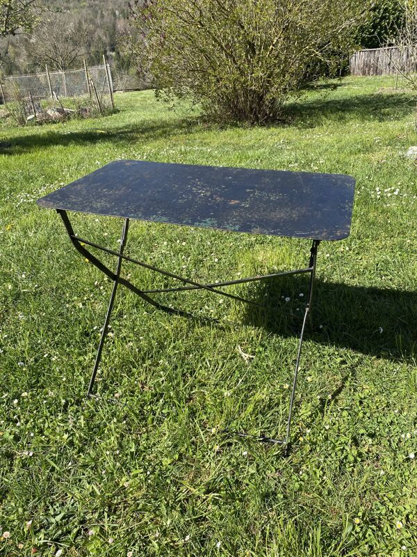 Ancienne table pliante en métal noir