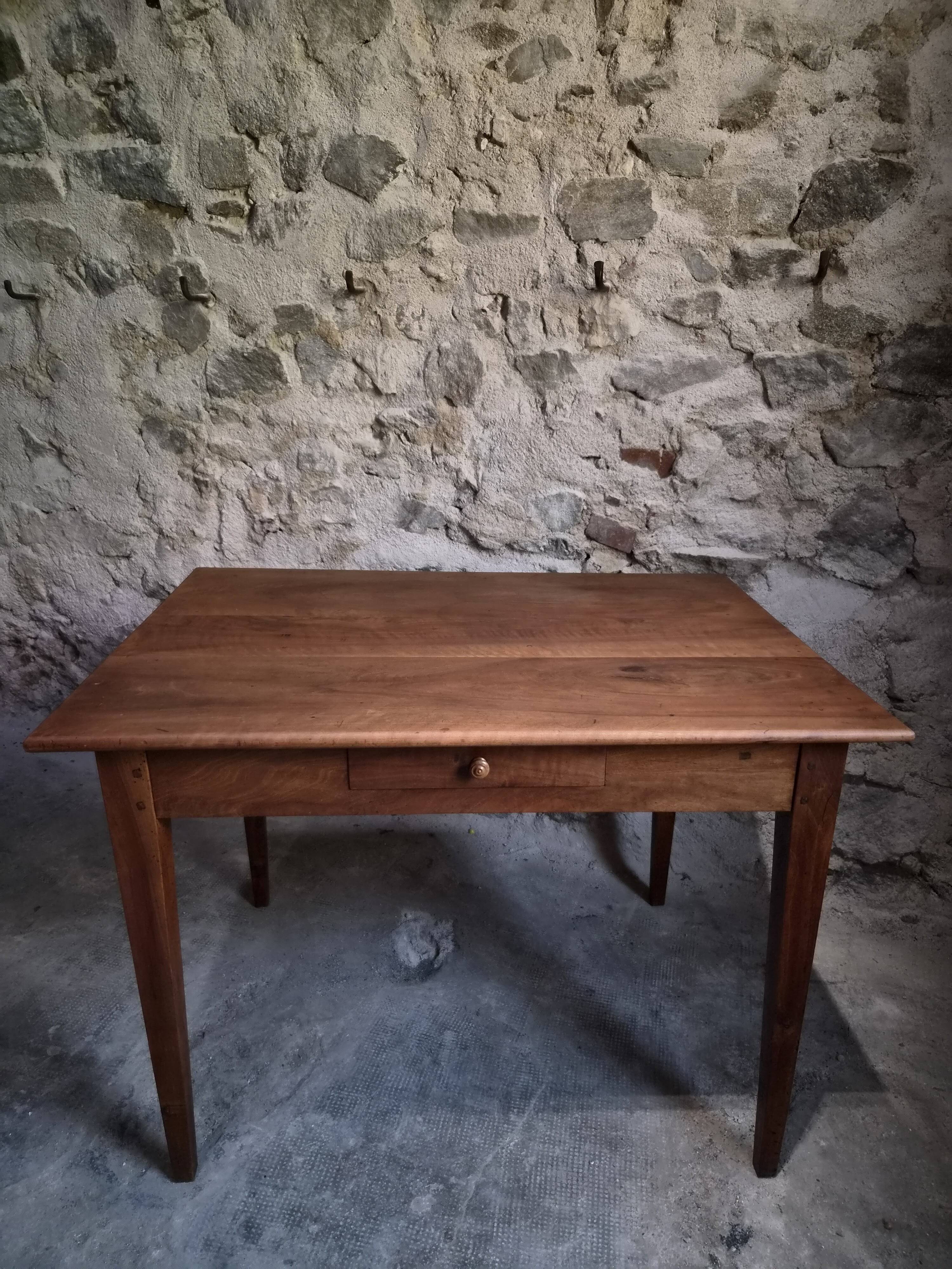 Table française ancienne en noyer avec tiroir, vers 1900–1920
