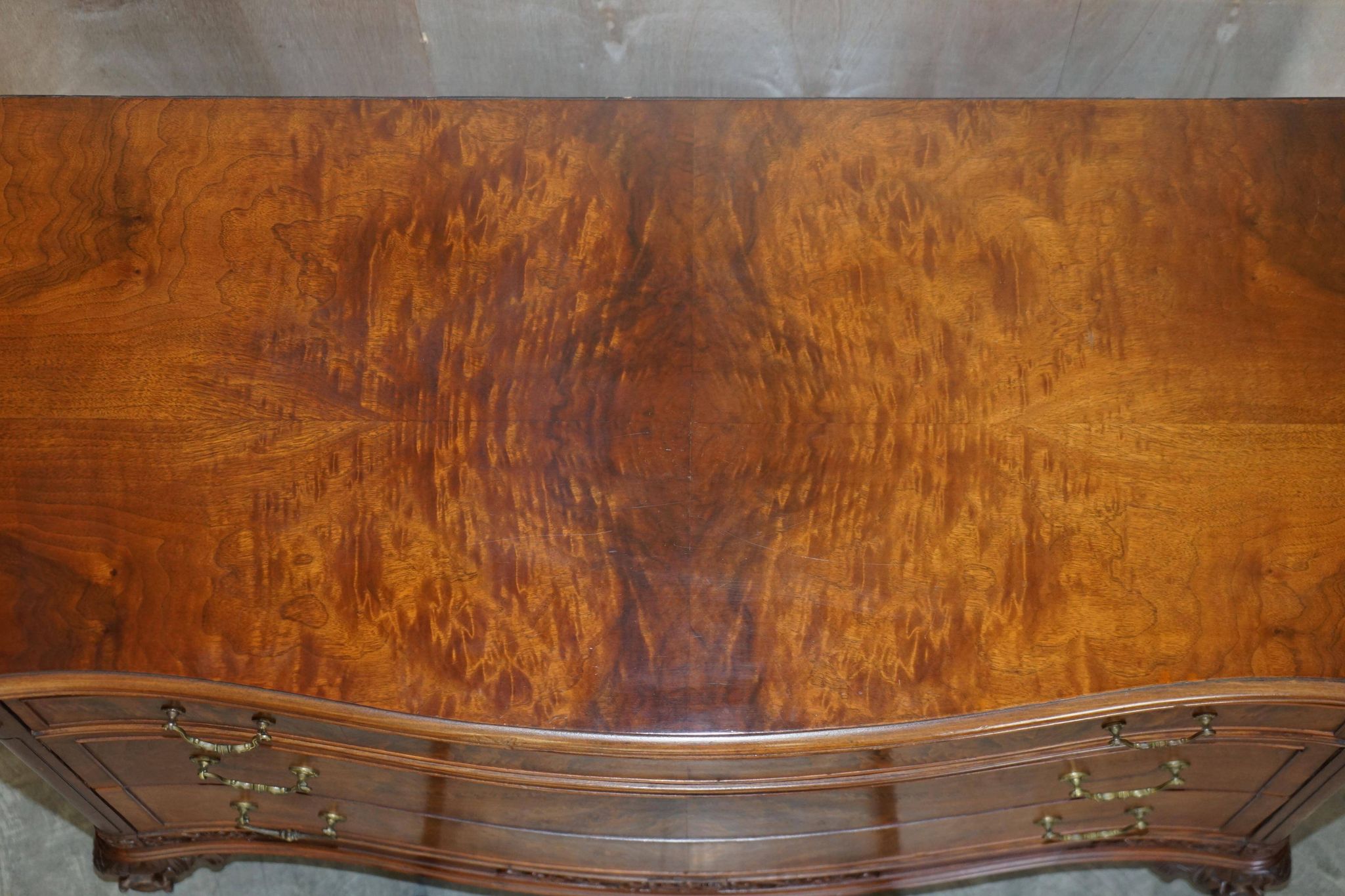 Commode Victorienne Tardive en Bois Dur Pieds Griffe et Boule