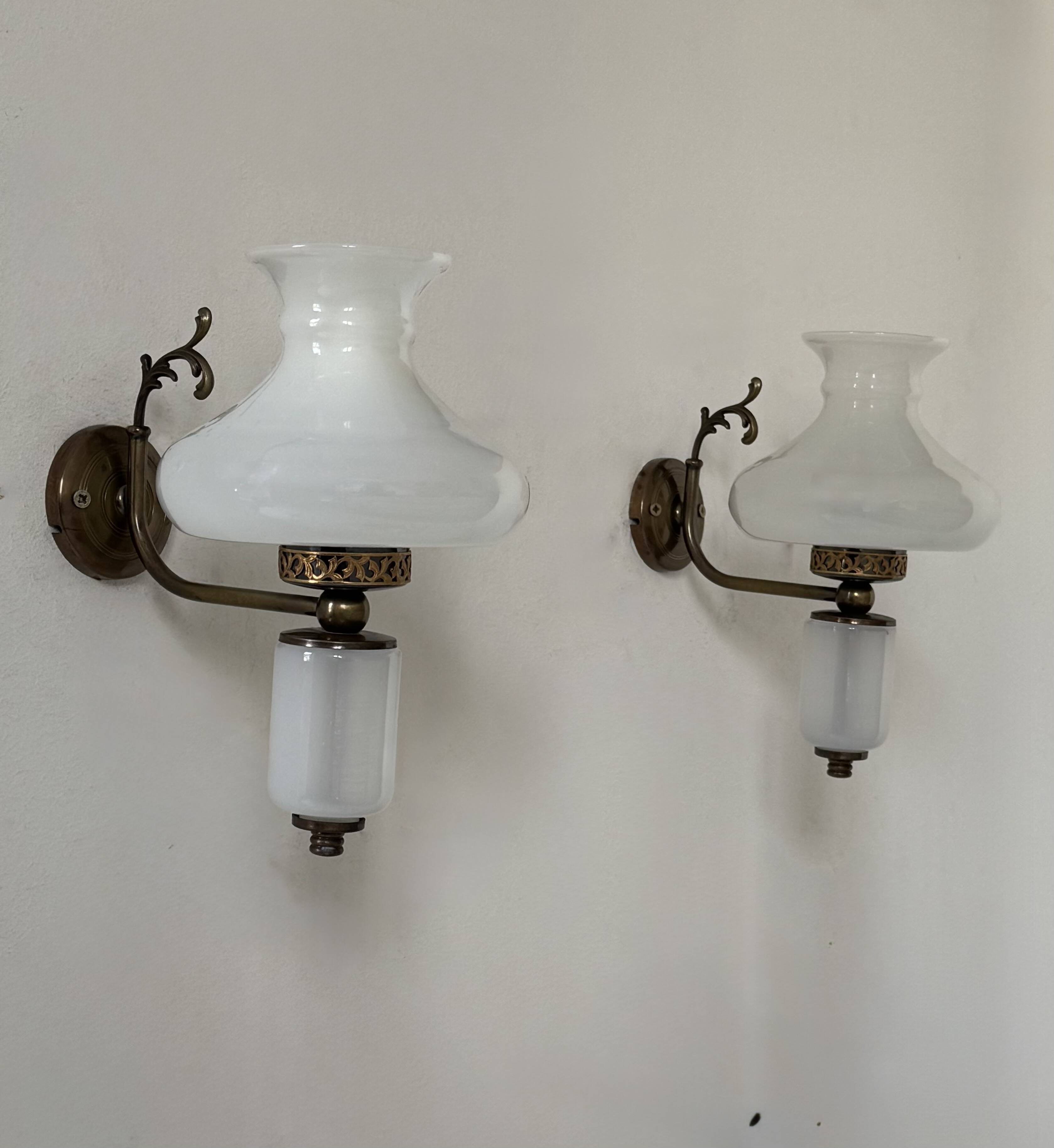 Paire d’applique vintage, opaline et laiton, France, 1970