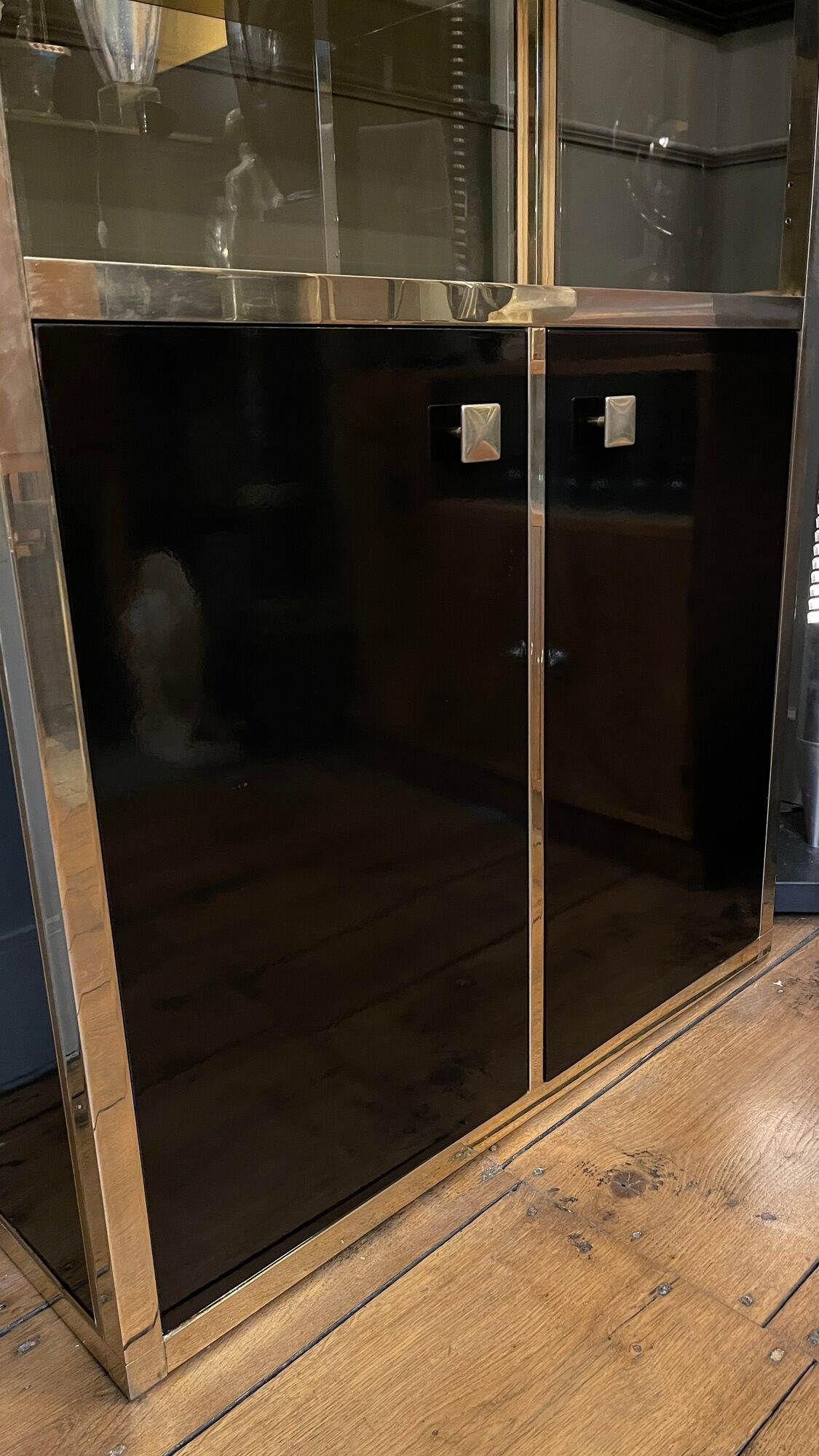 Hollywood Regency style bookcase shelf, gilded brass and black lacquered wood, 1970