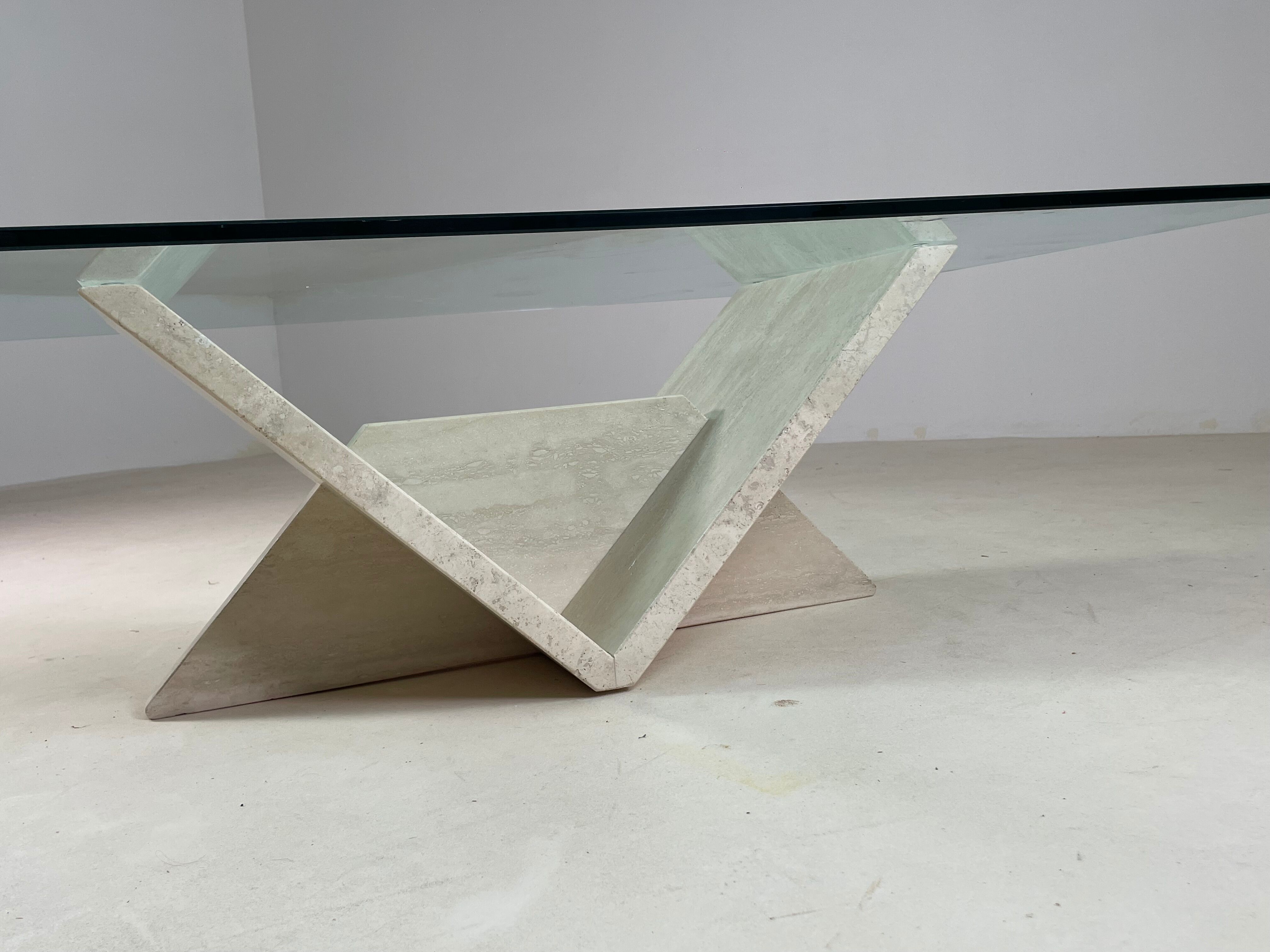 Table basse italienne en travertin et verre, 1970s