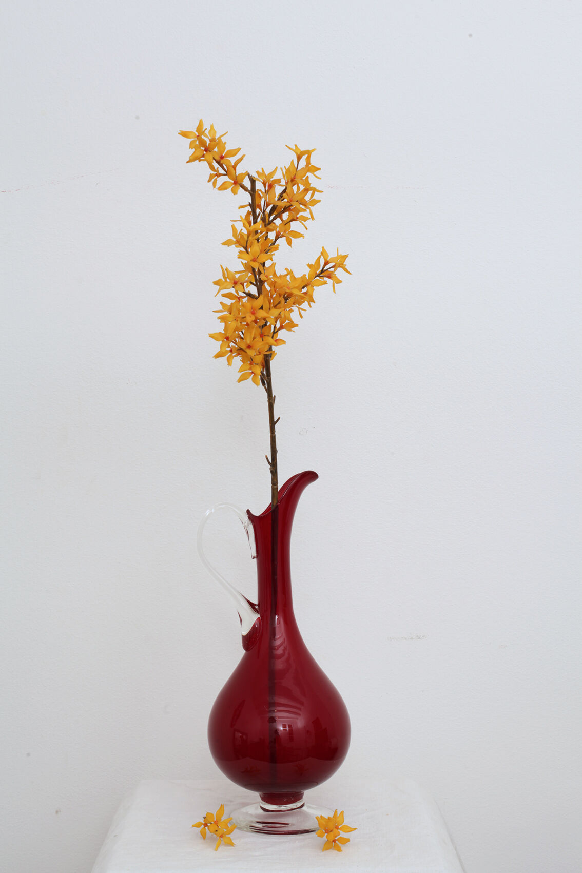 Vase carafe élégante en verre rouge