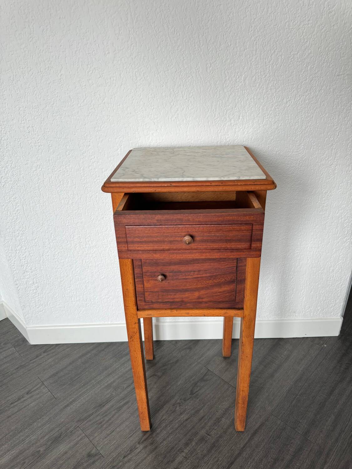 Table de chevet vintage en bois avec plateau en marbre.